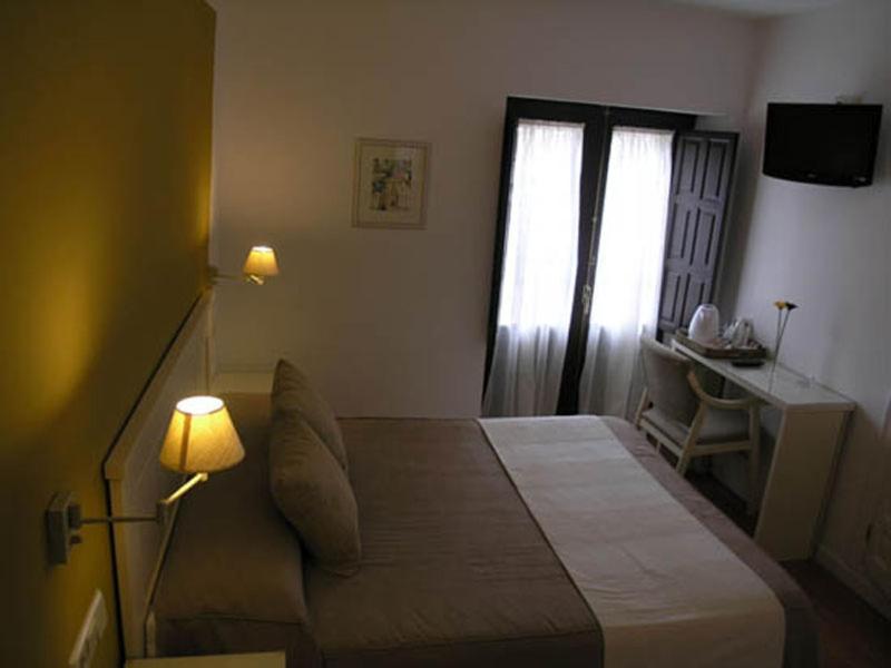 Double or Twin Room - Photo 9