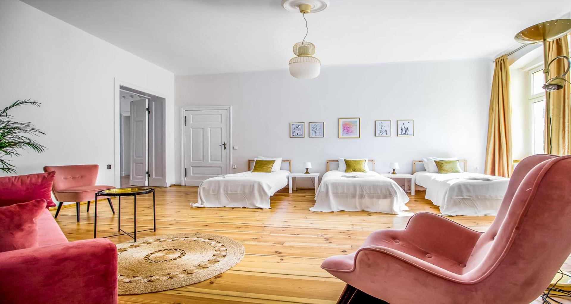 Glam Four-Bedroom Apartment with 2 Bathrooms  and Living Room  - Photo 9