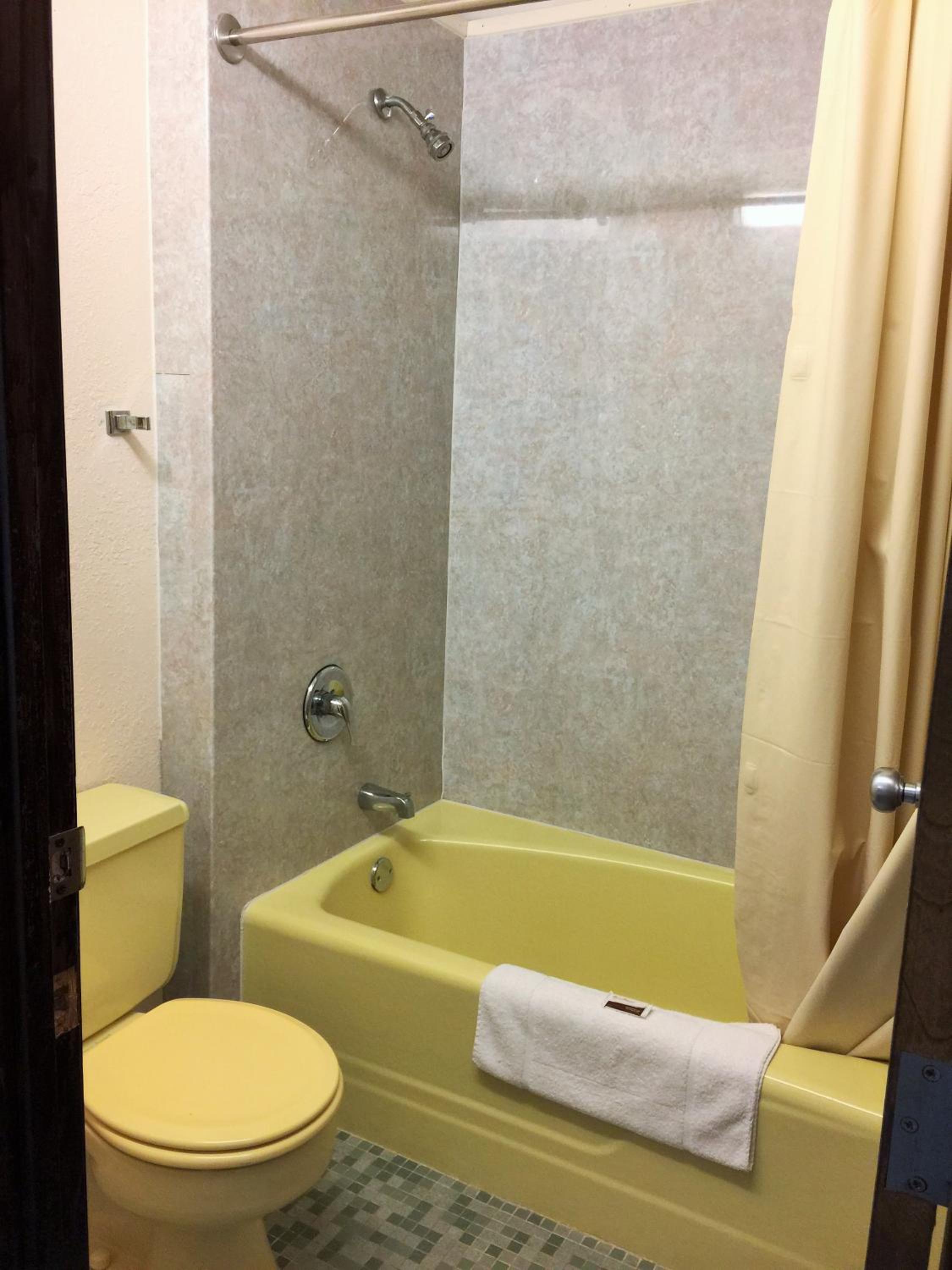 Queen Room with Two Queen Beds - Non-Smoking - Photo 9