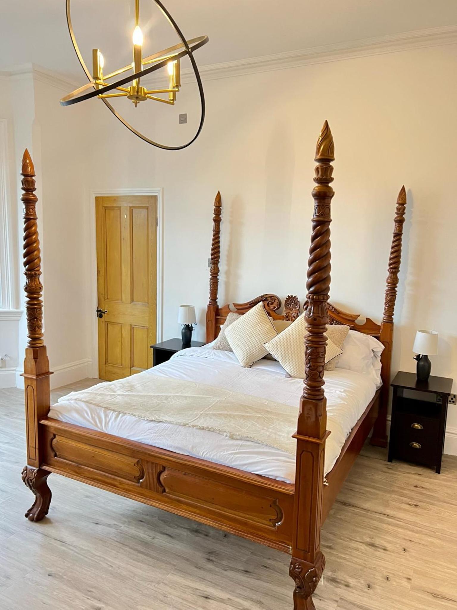 Five-Bedroom House photo 3