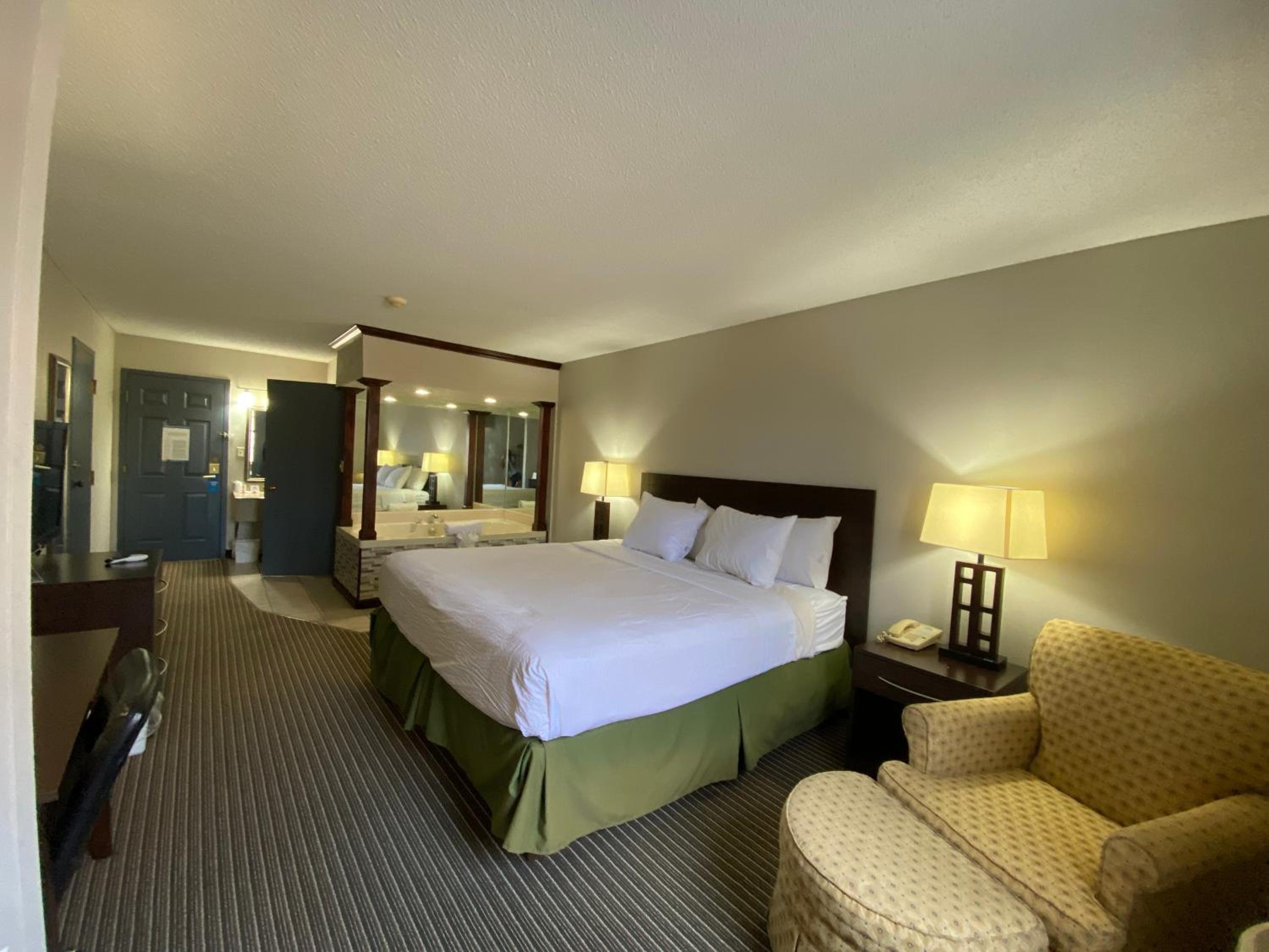 Deluxe King Room - Non-Smoking - Photo 3