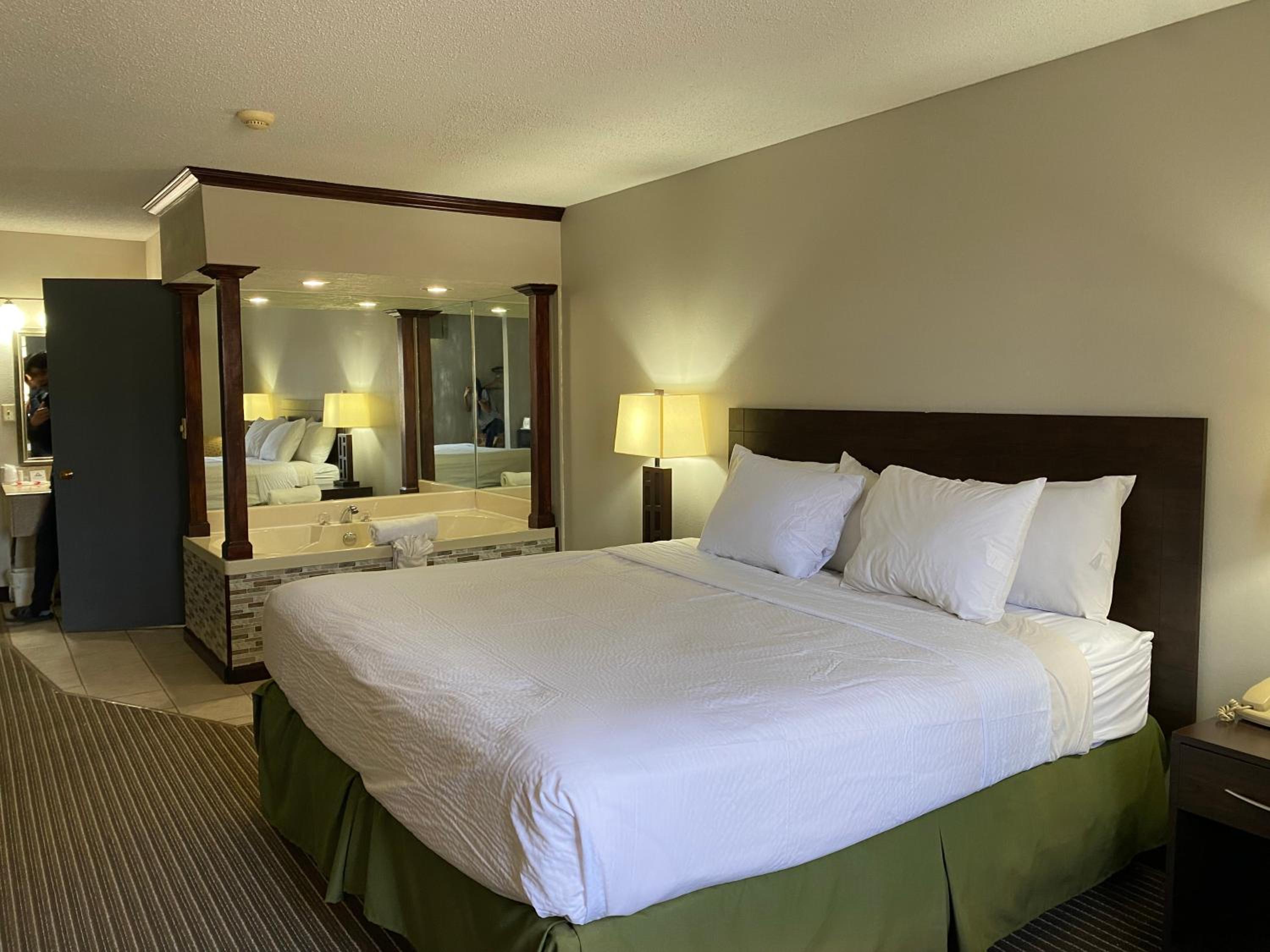 Deluxe King Room - Non-Smoking - Photo 4