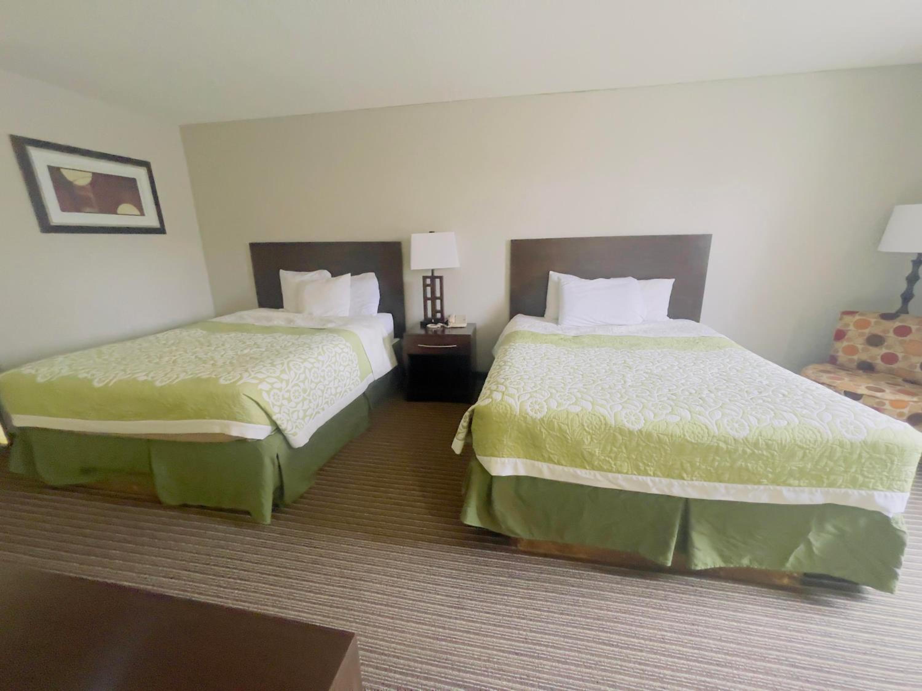Queen Room with Two Queen Beds - Non-Smoking - Photo 2