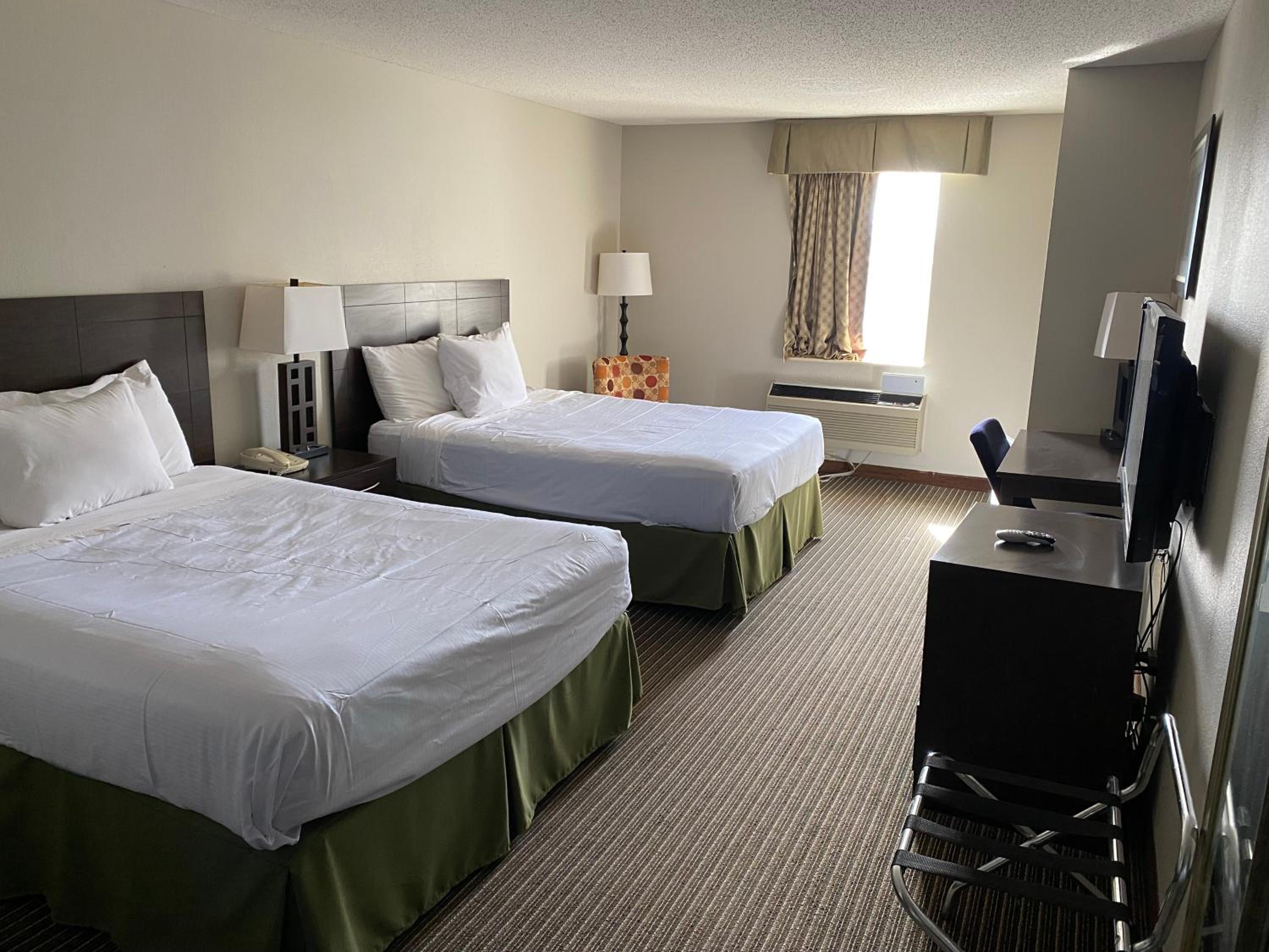 Queen Room with Two Queen Beds - Non-Smoking - Photo 3
