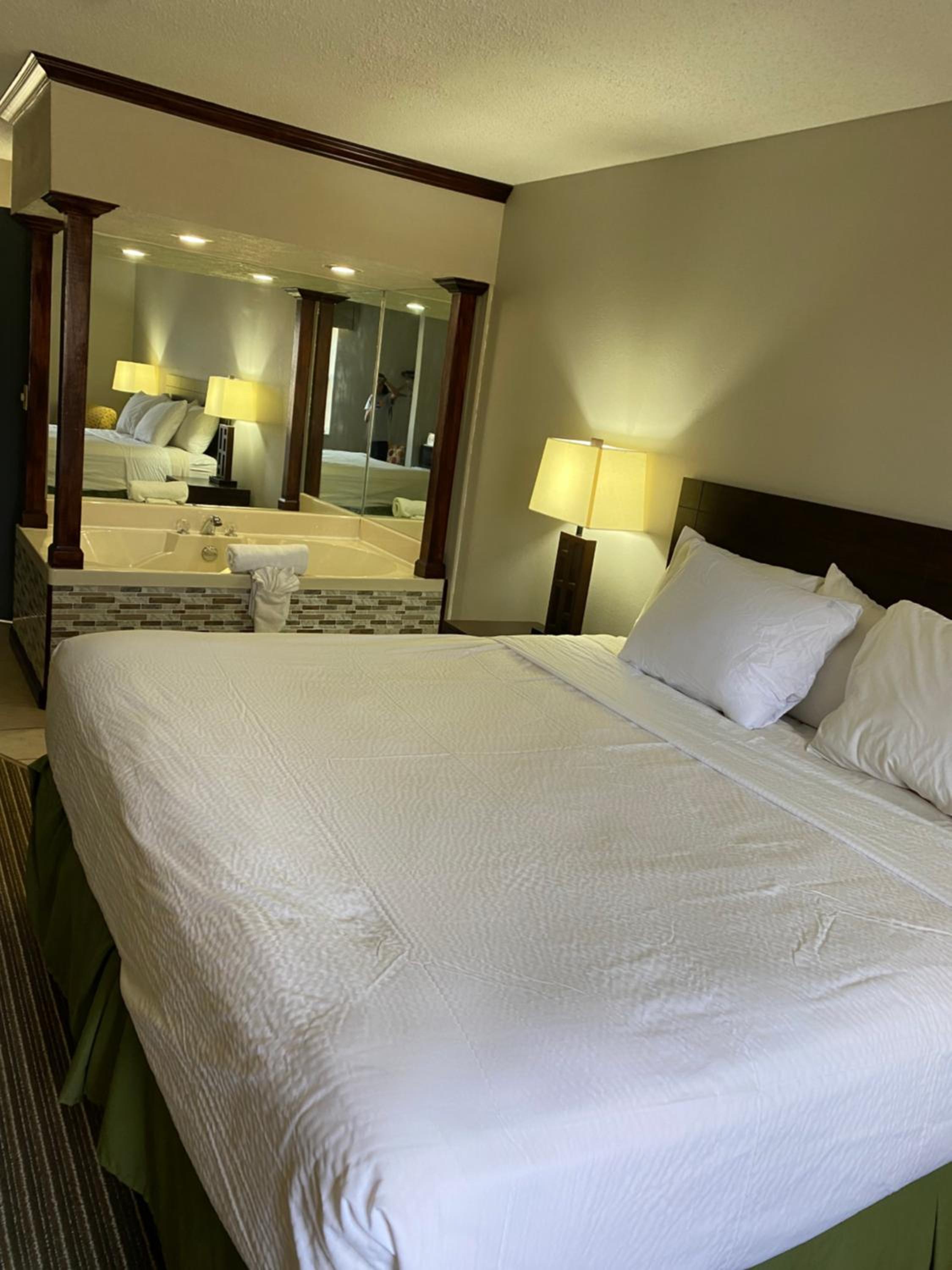 Deluxe King Room - Non-Smoking - Photo 2