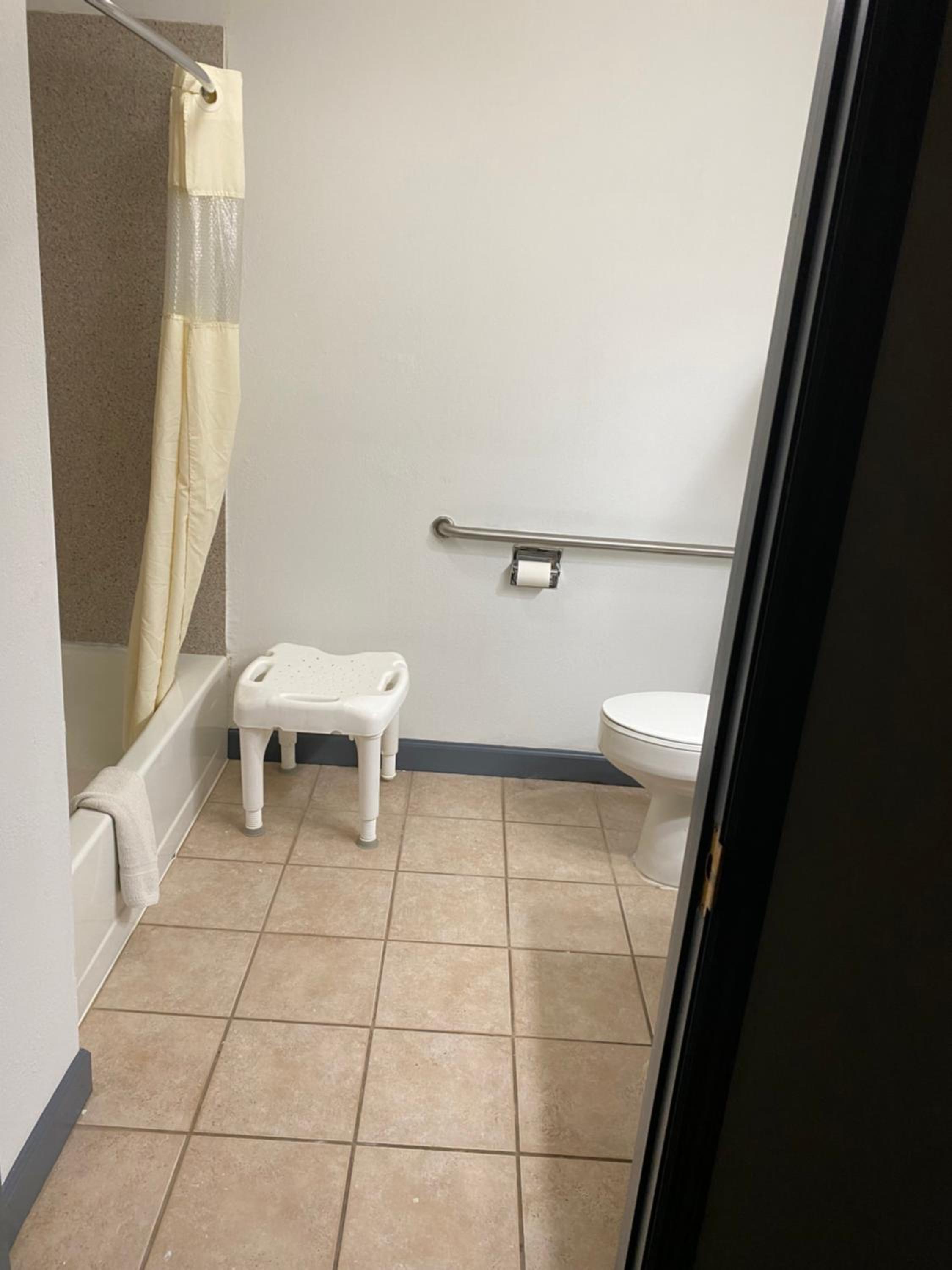 King Room - Disability Access/Non-Smoking - Photo 4
