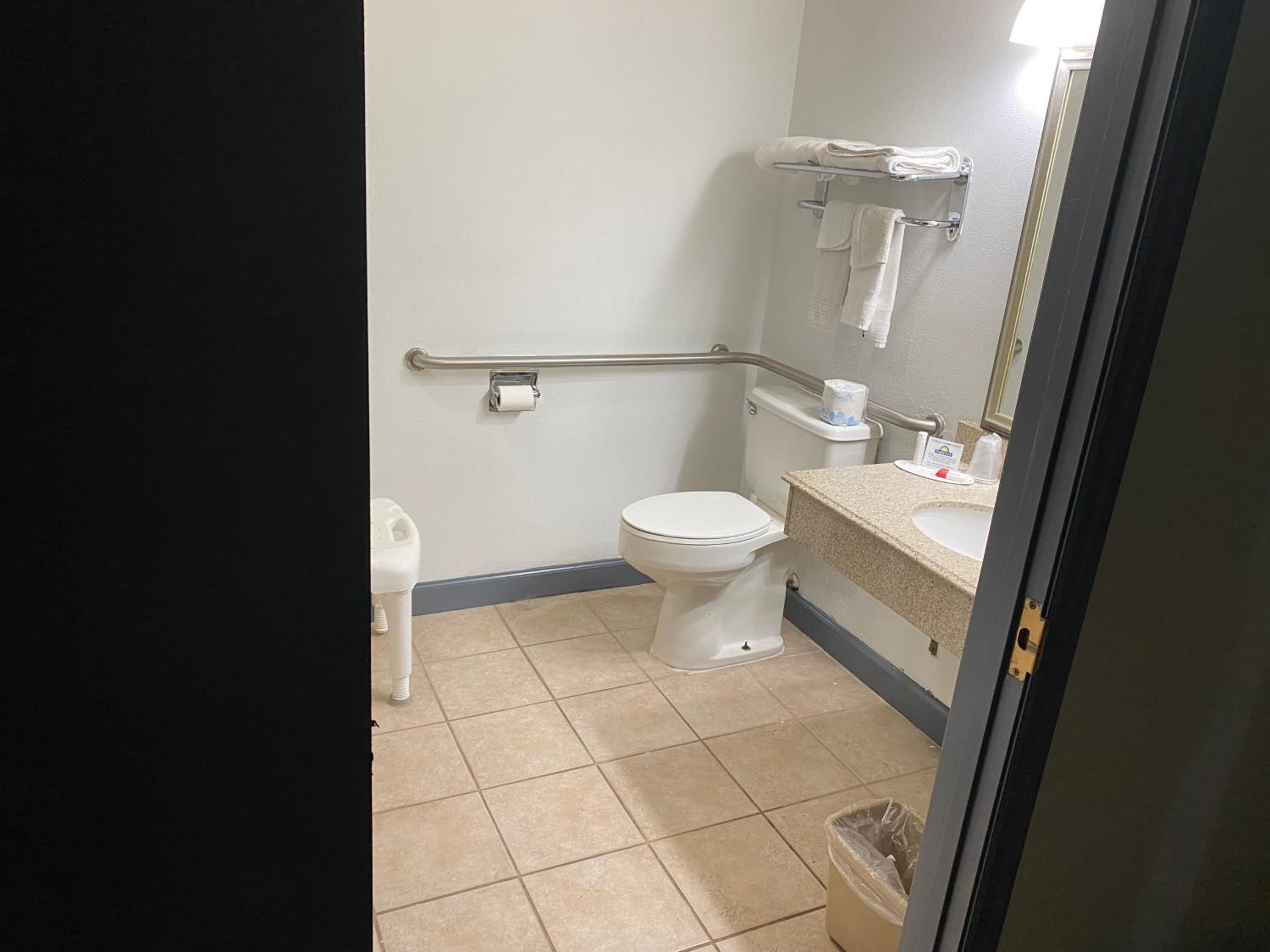 King Room - Disability Access/Non-Smoking - Photo 3