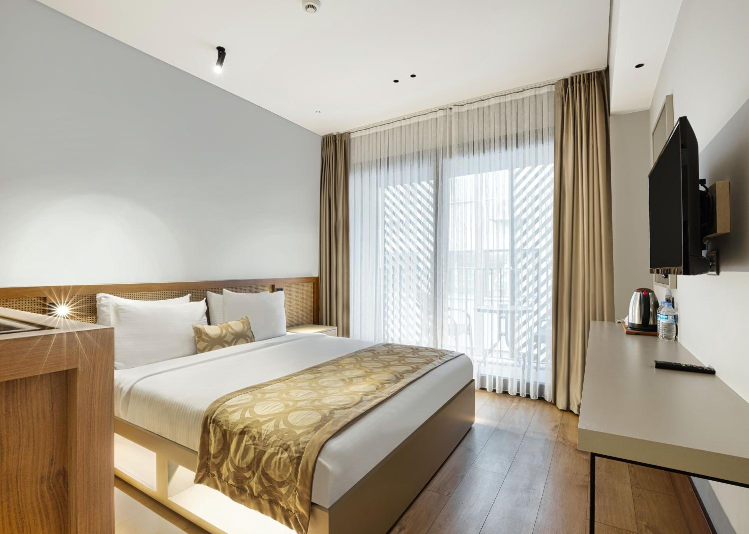 Deluxe Double Room with Balcony photo 2