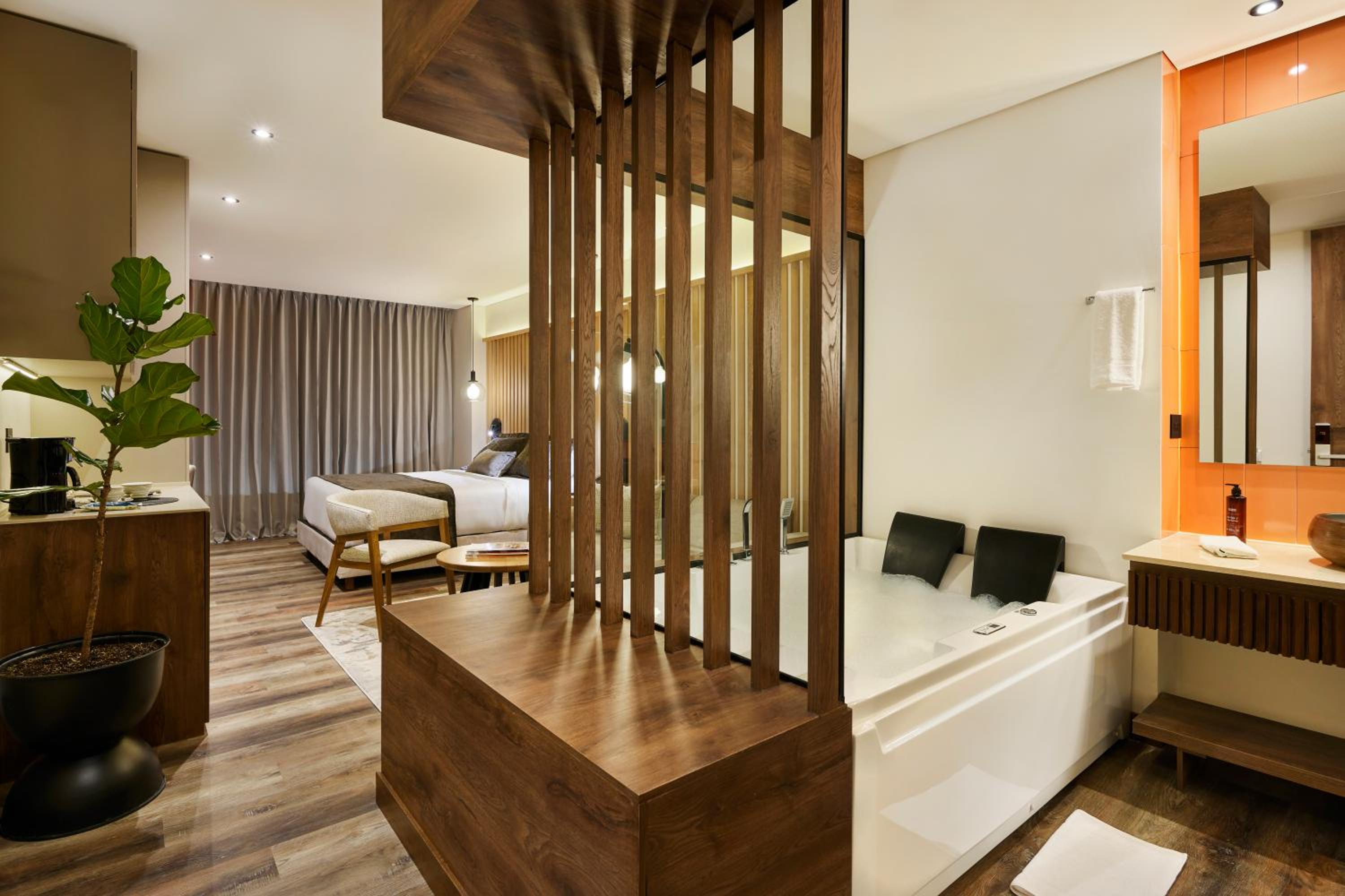 Suite with Spa Bath photo 1