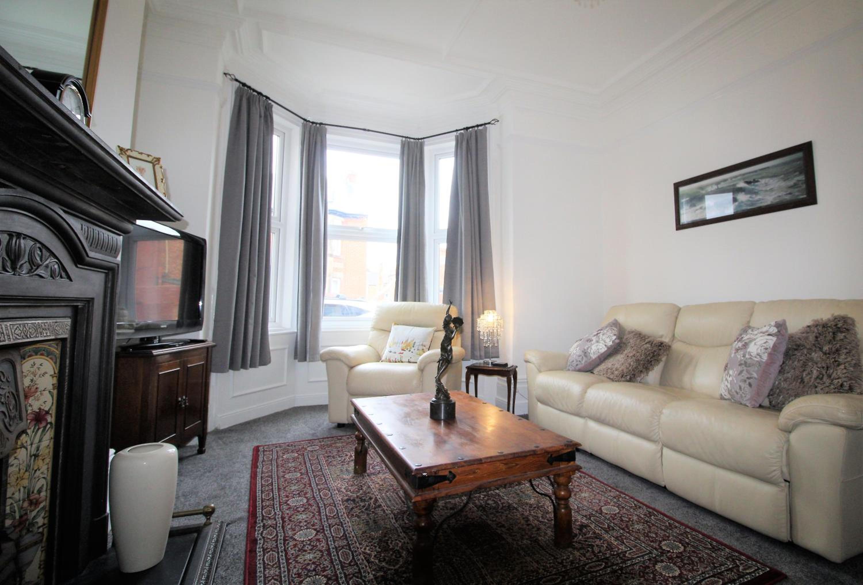 Five-Bedroom House photo 1