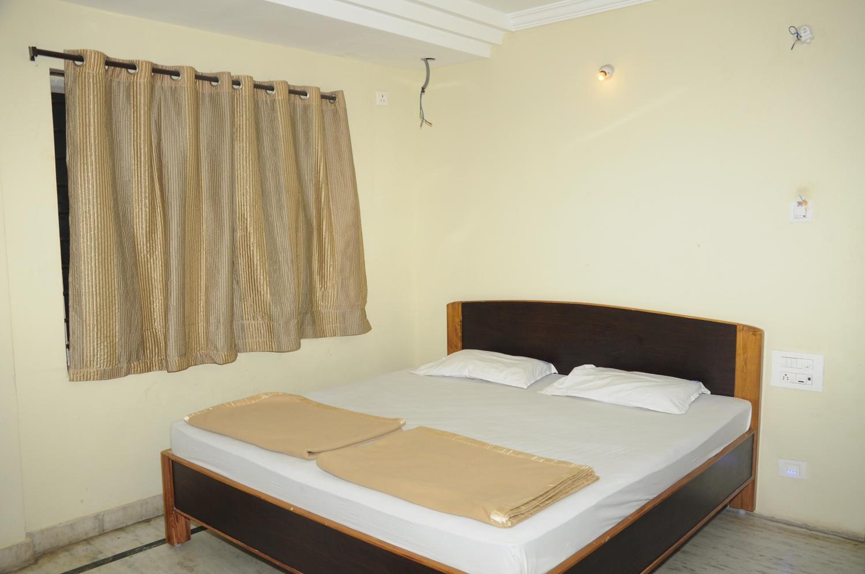 Budget Double Room With Fan photo 2