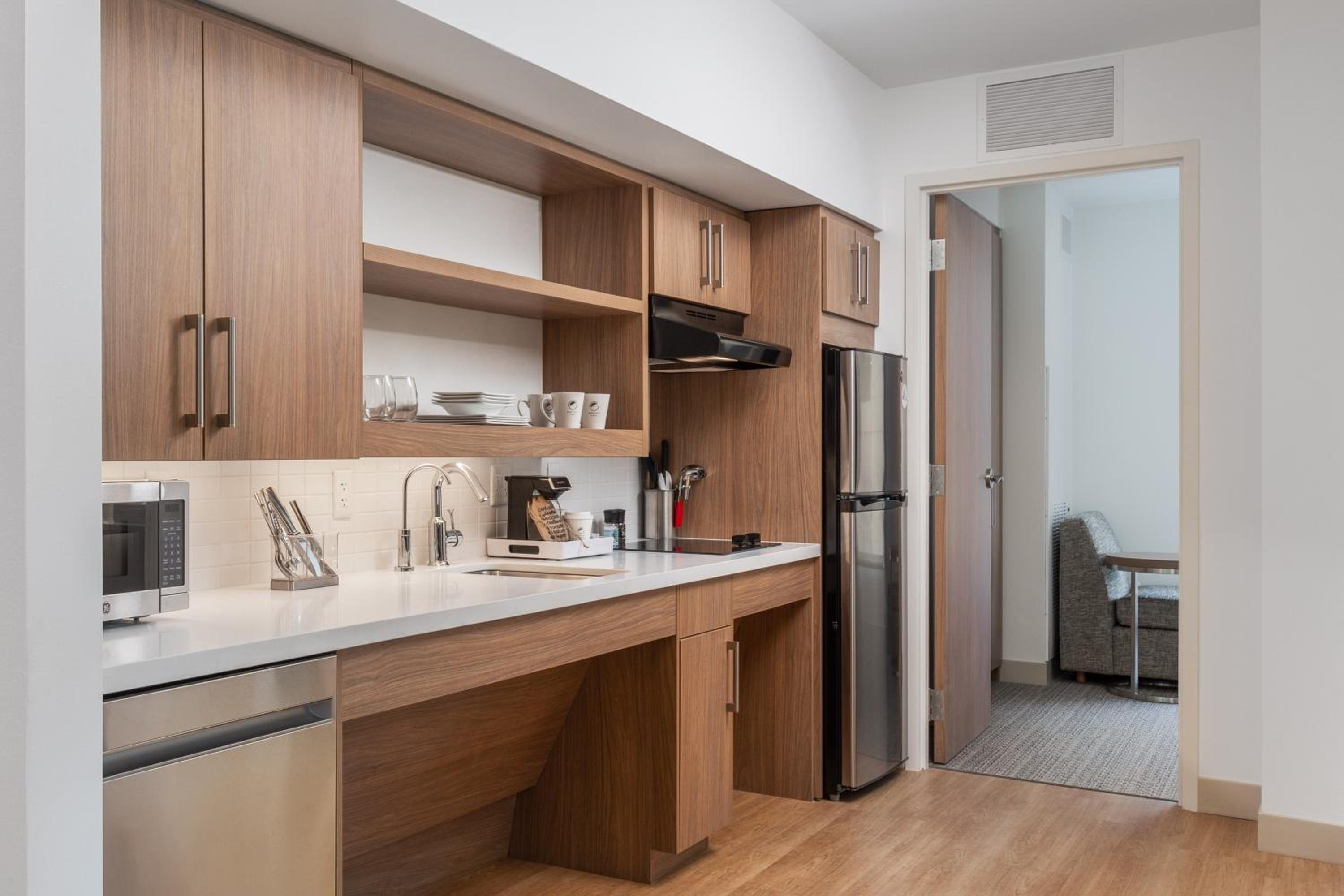 1 Bedroom Suite, 1 King, Sofa bed - Photo 4