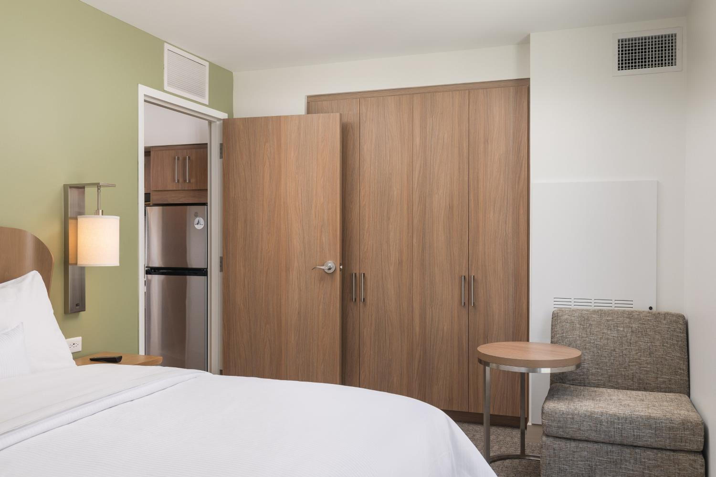Executive Suite, 1 King, Sofa bed - Photo 6