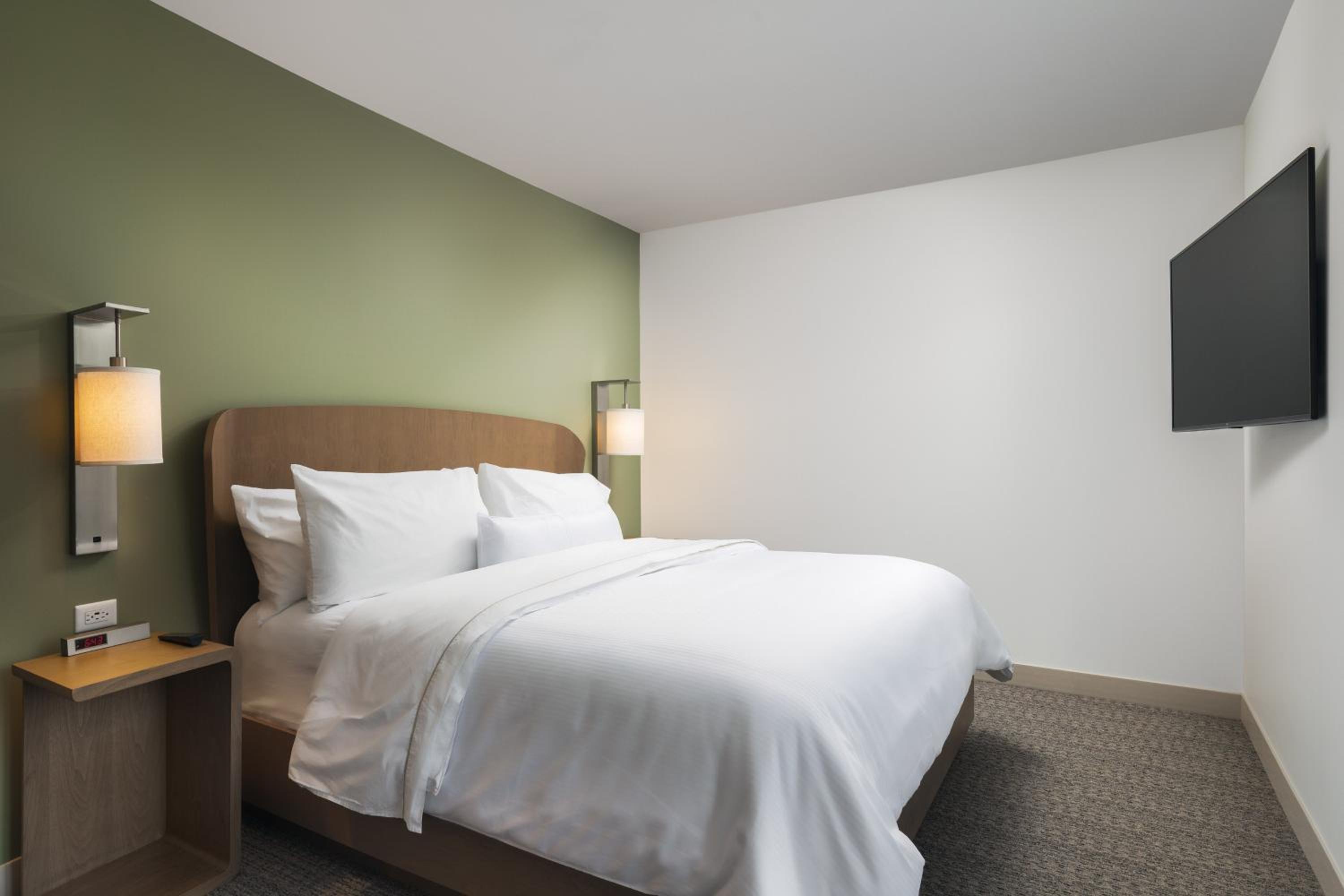 Executive Suite, 1 King, Sofa bed - Photo 7