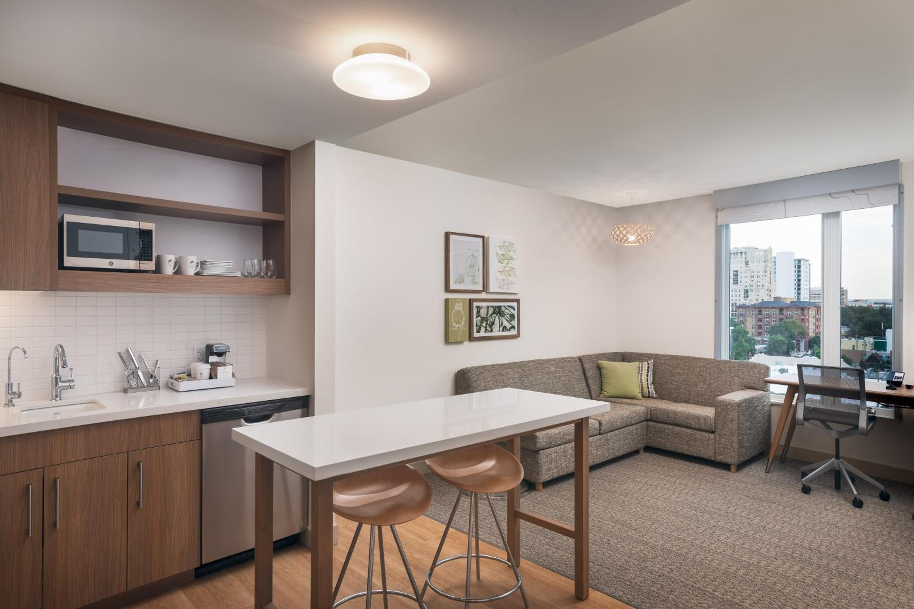 1 Bedroom Suite, 1 King, Sofa bed - Photo 3