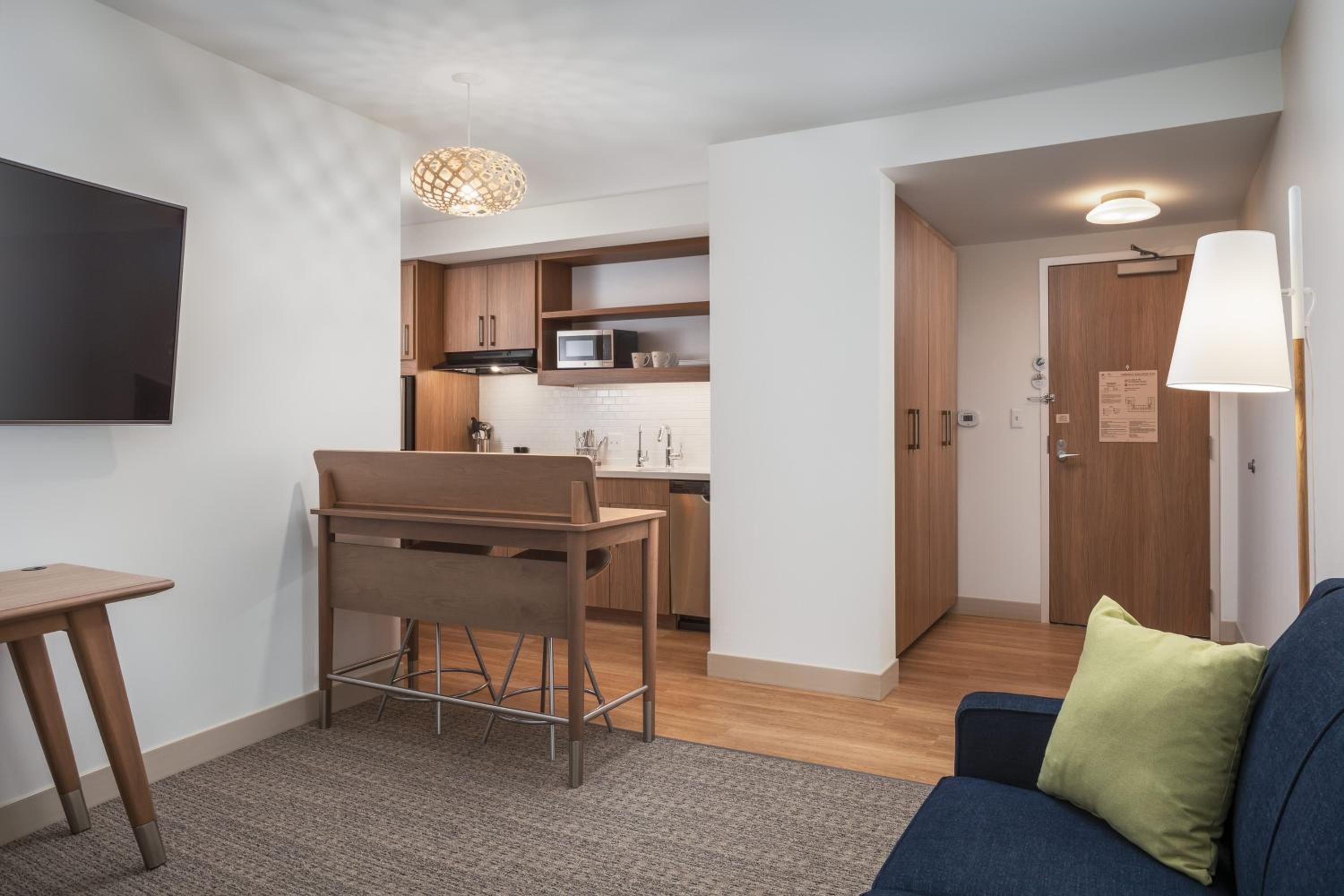Executive Suite, 1 King, Sofa bed - Photo 8