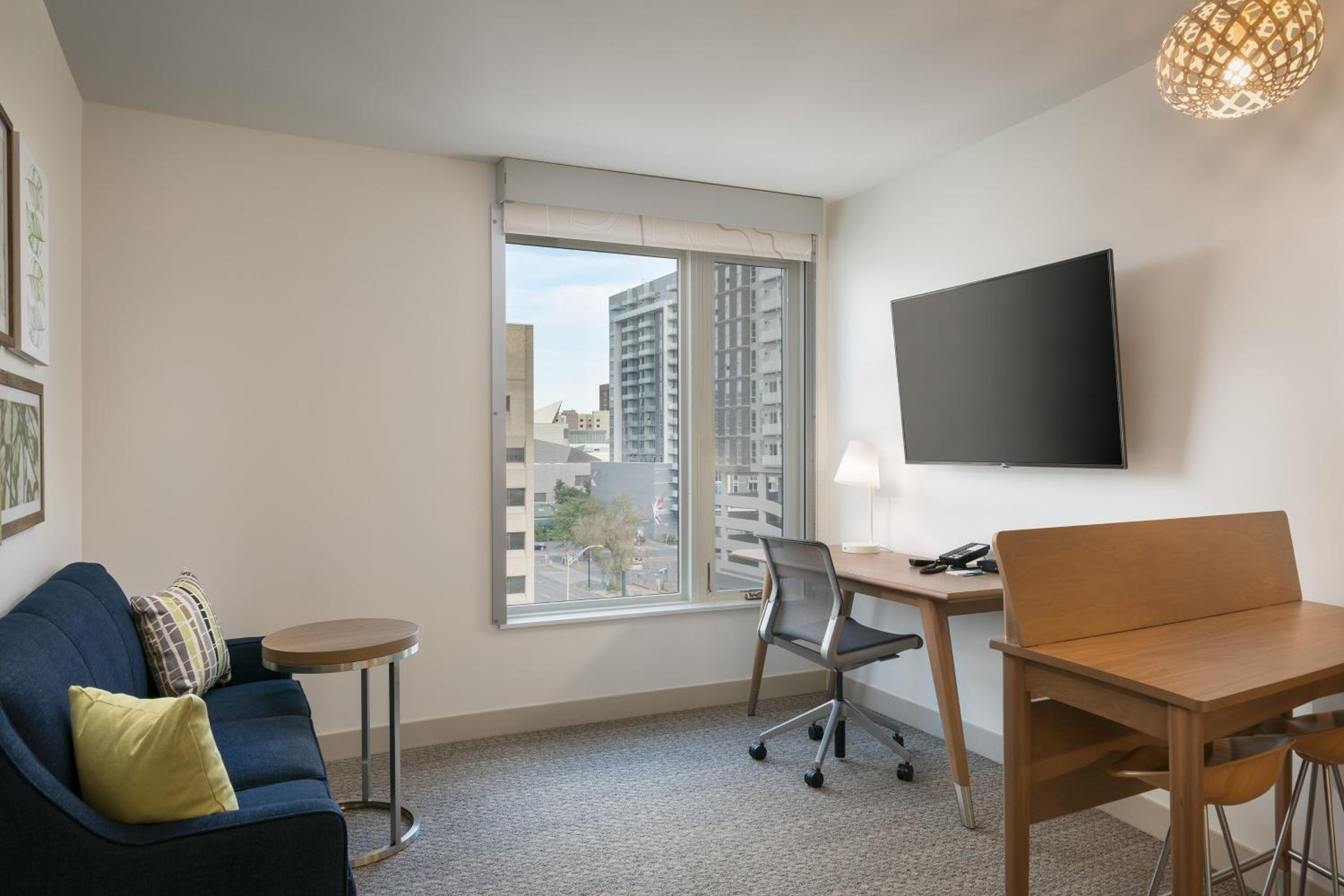 Executive Suite, 1 King, Sofa bed - Photo 9