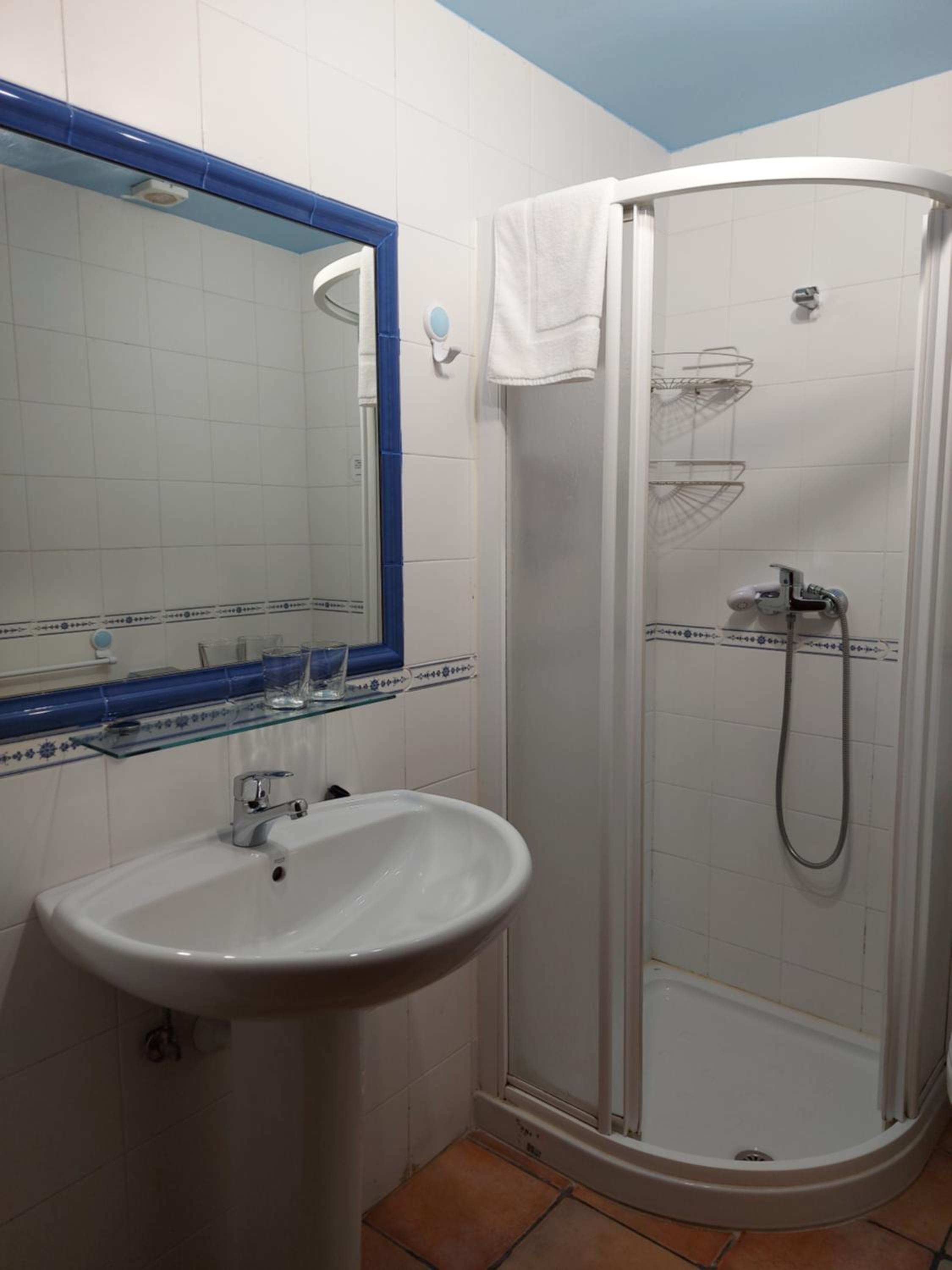 Twin Room With Private Bathroom photo 2