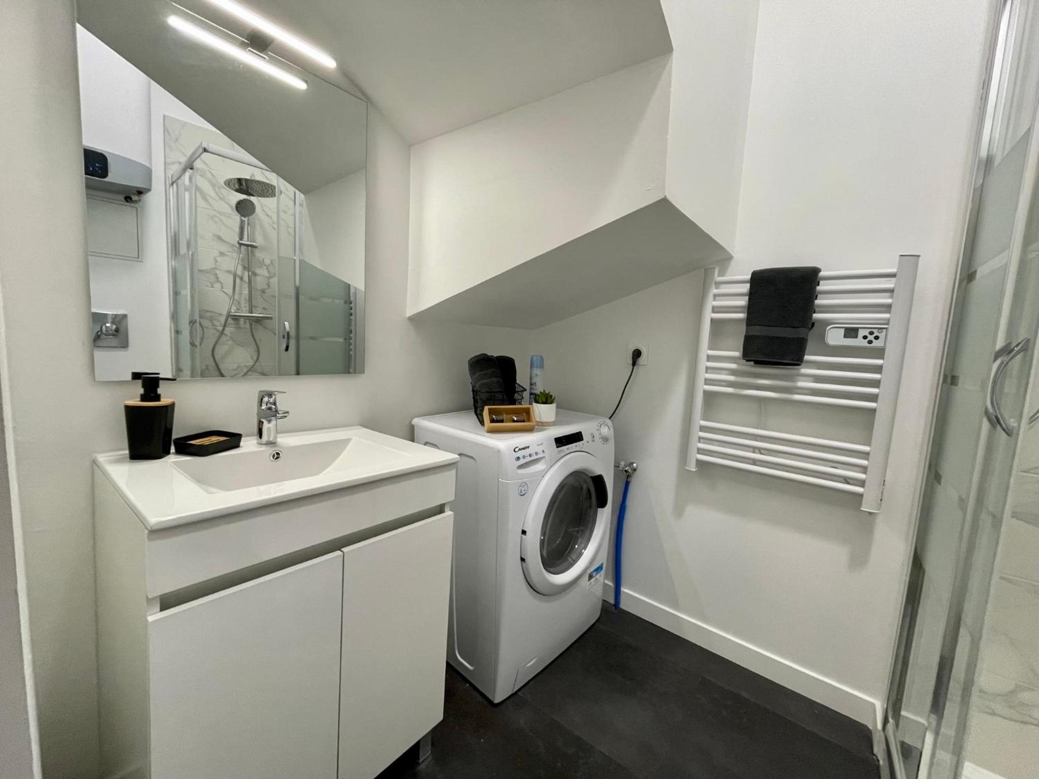 One-Bedroom Apartment - Photo 3