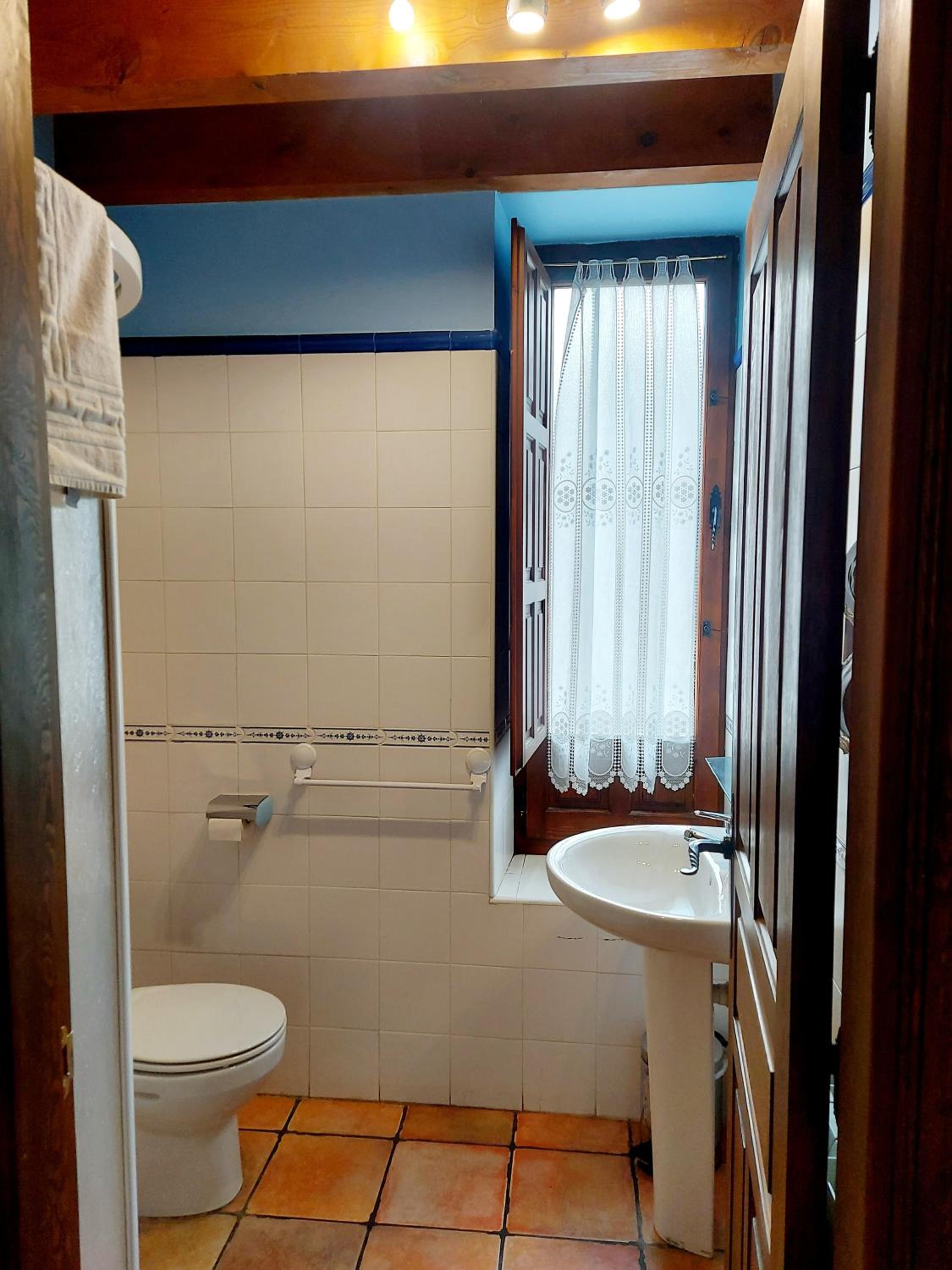 Twin Room With Private Bathroom photo 3