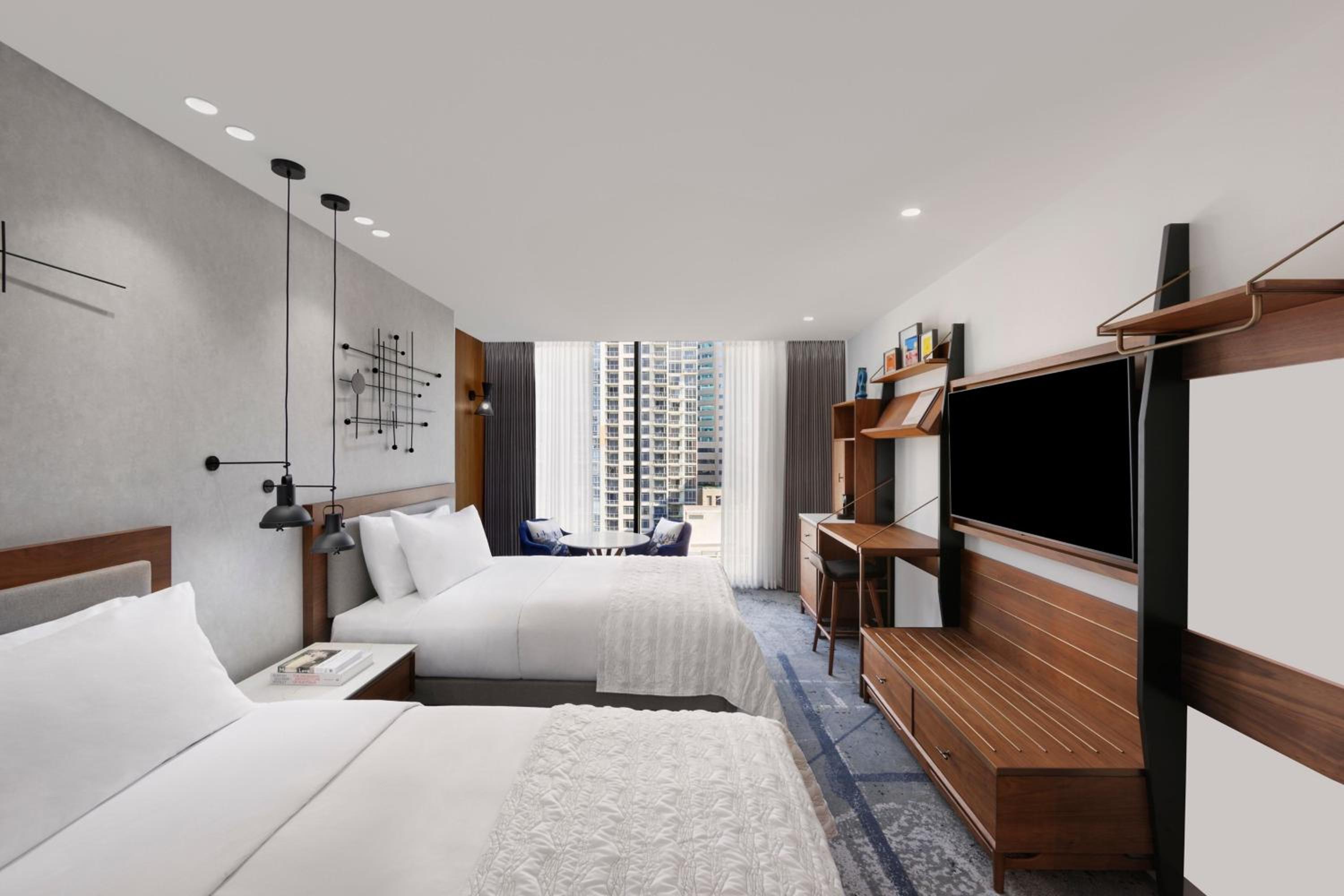 Superior King Room with City View - Photo 5