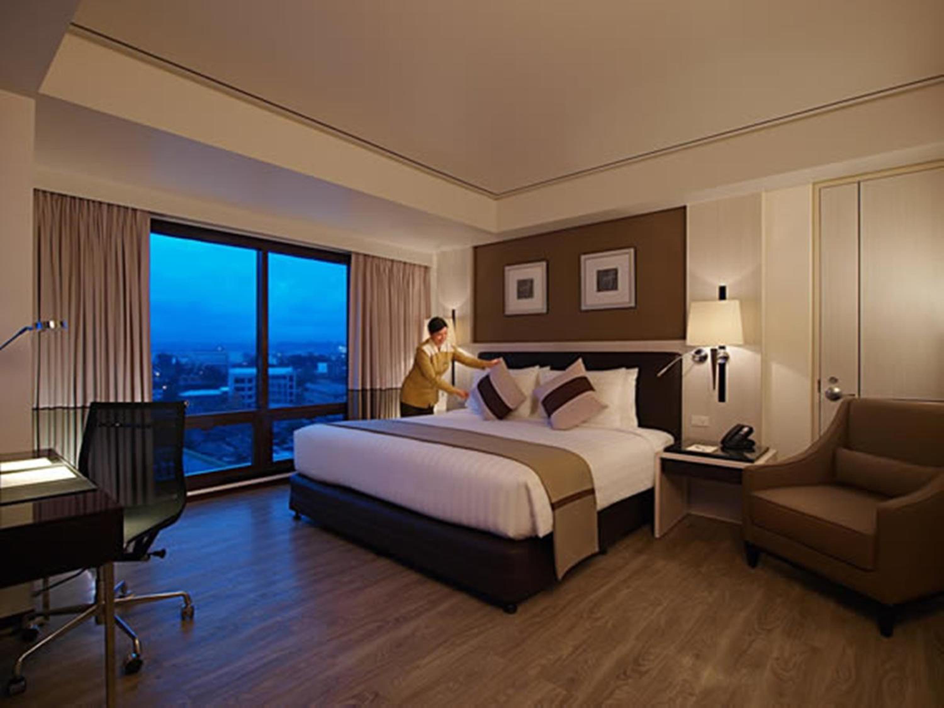 1 King Bed, Larger Room with Kitchenette and Club Access photo 3