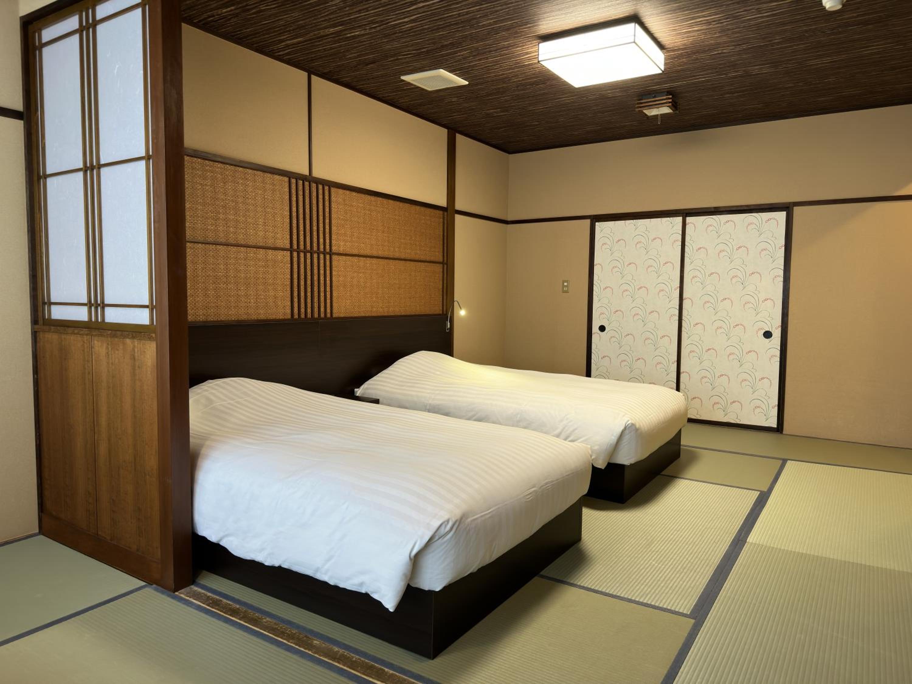 Twin Room with Shared BathRoom    photo 3