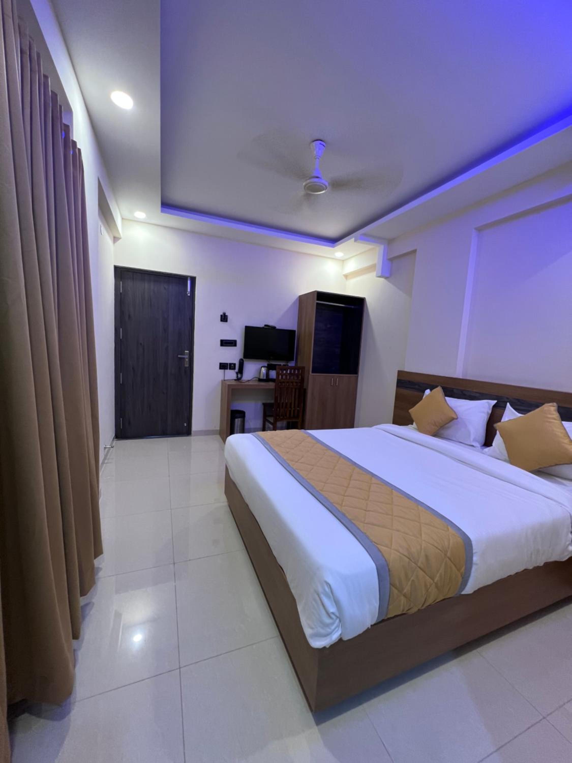 Deluxe Double Room (2 Adults + 1 Child)