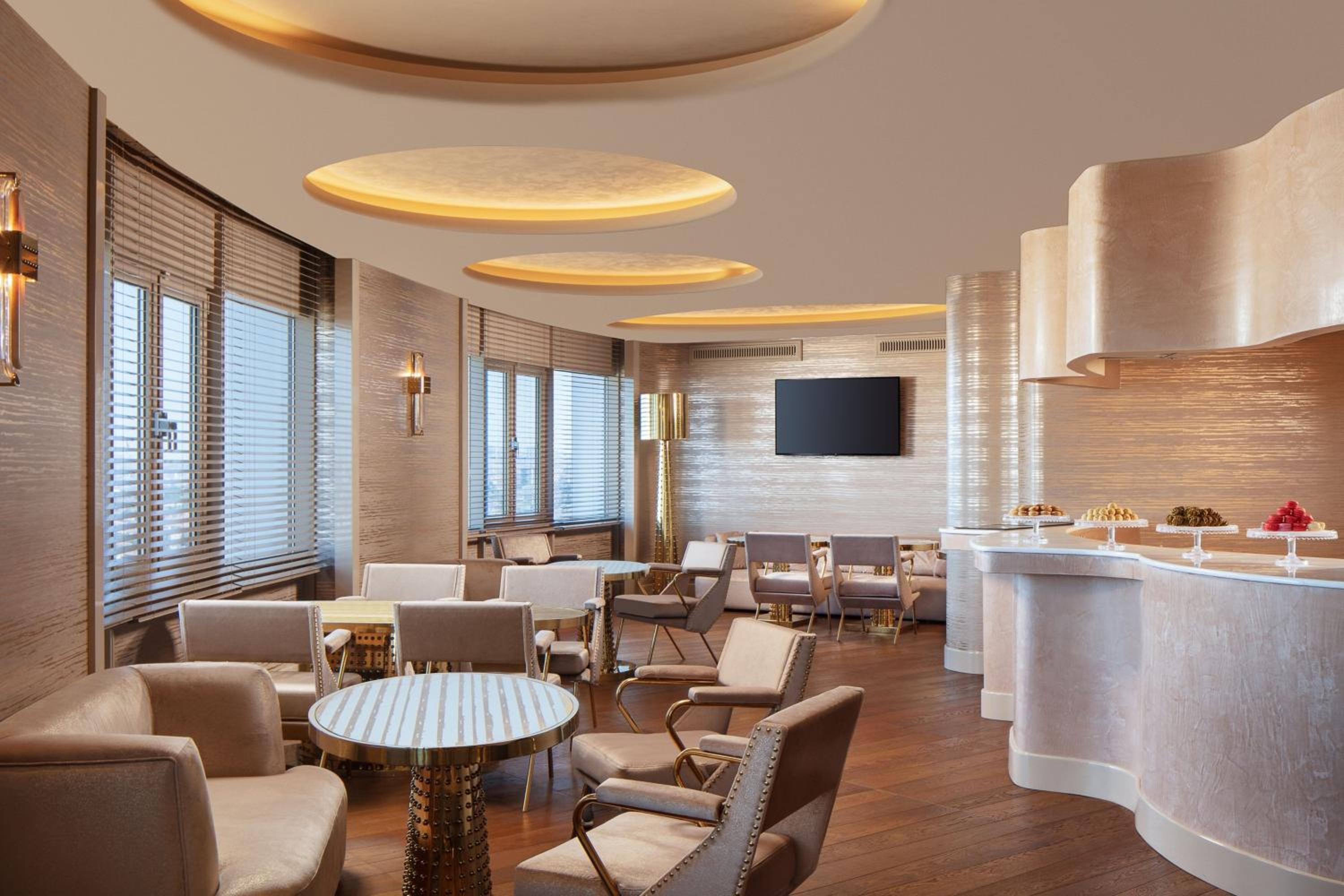 Executive Suite with Lounge Access