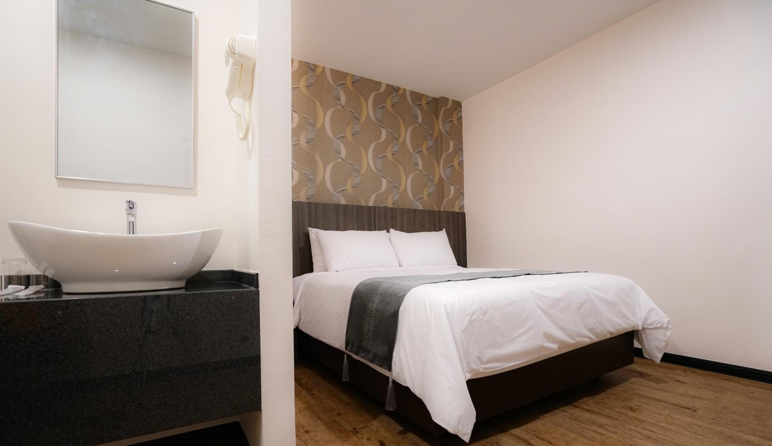 Standard Queen Room - Photo 1