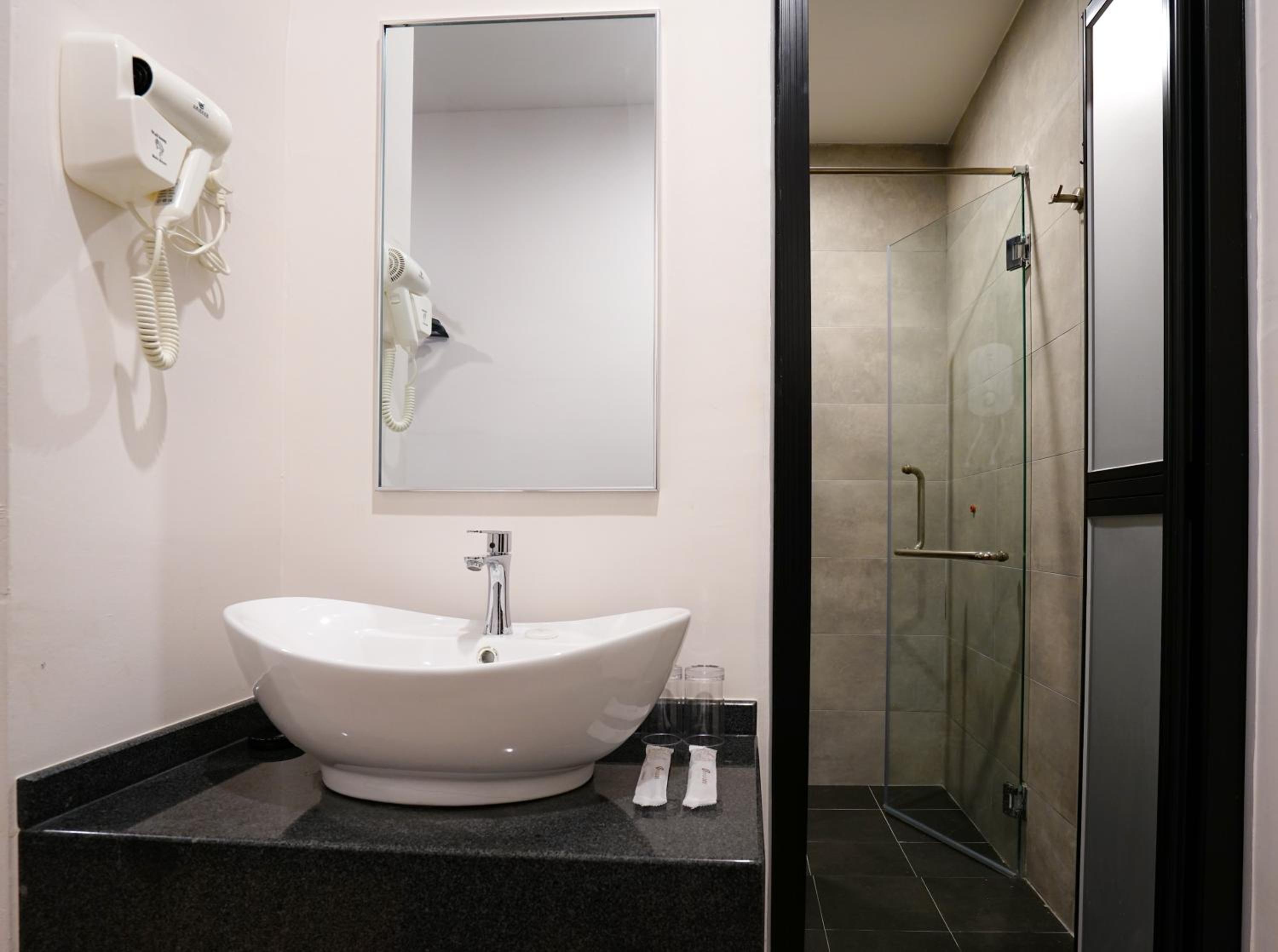 Standard Queen Room - Photo 4