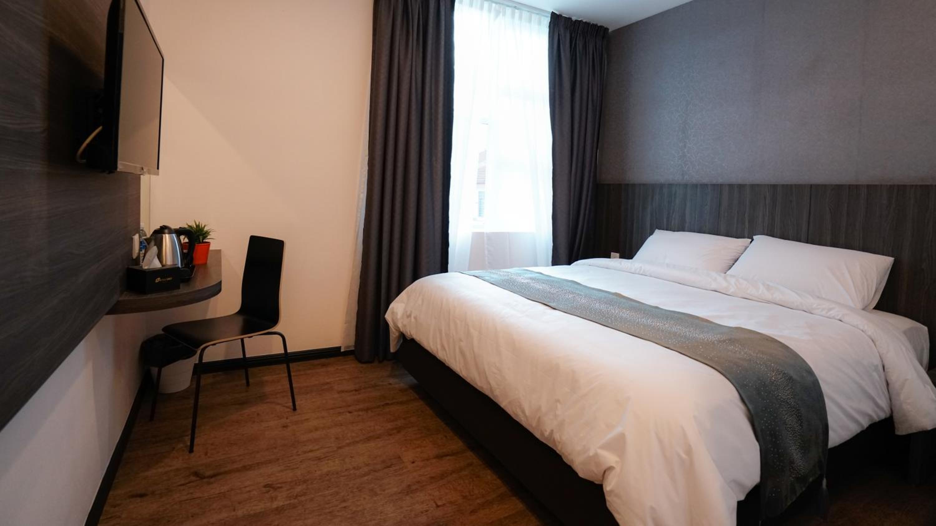 Deluxe King Room - Photo 2