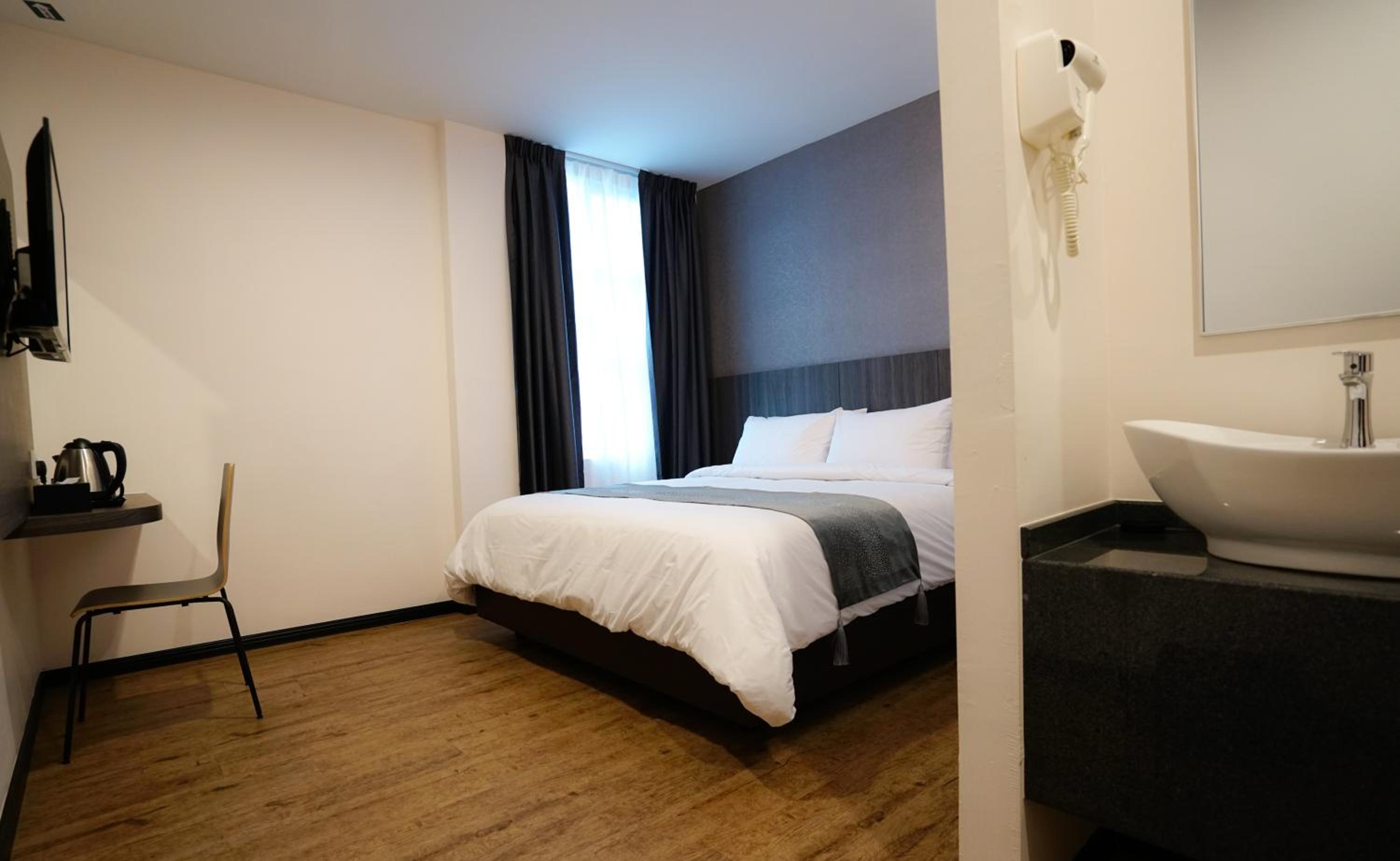 Deluxe King Room - Photo 1
