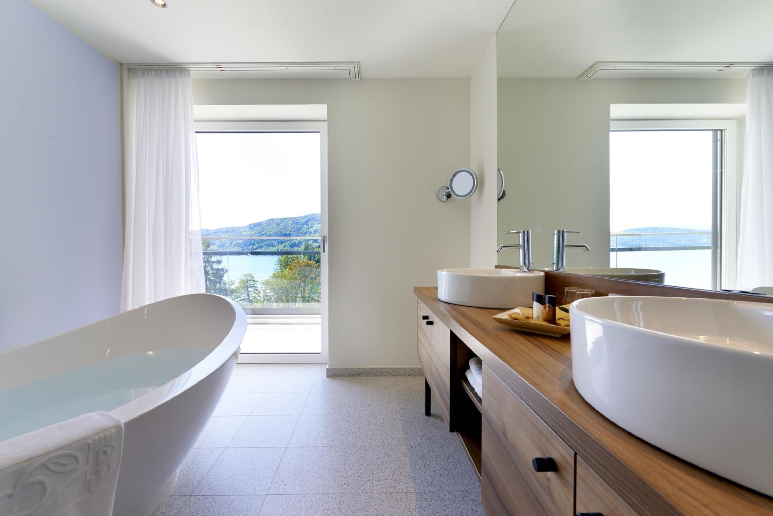 Suite with Balcony and Lake View