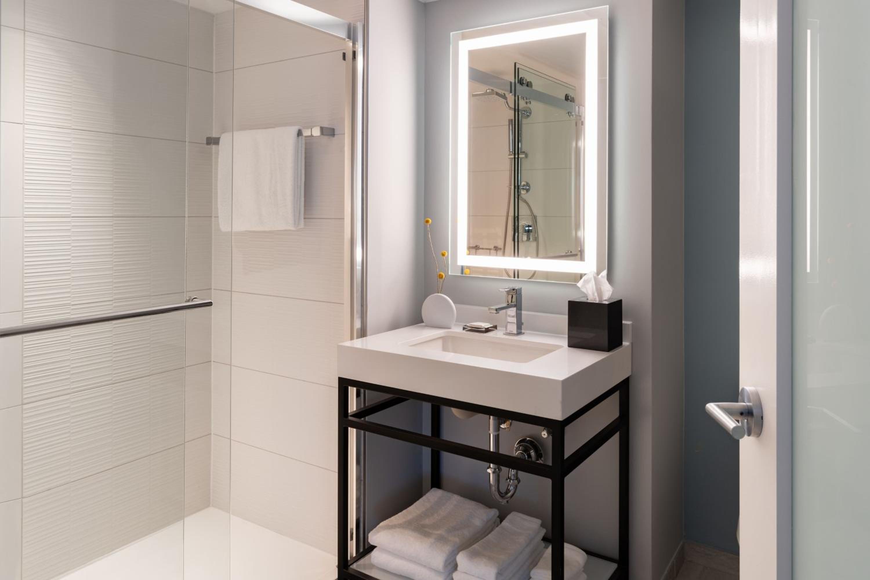 One-Bedroom Vise Presidential Suite with Bay View thumbnail 5