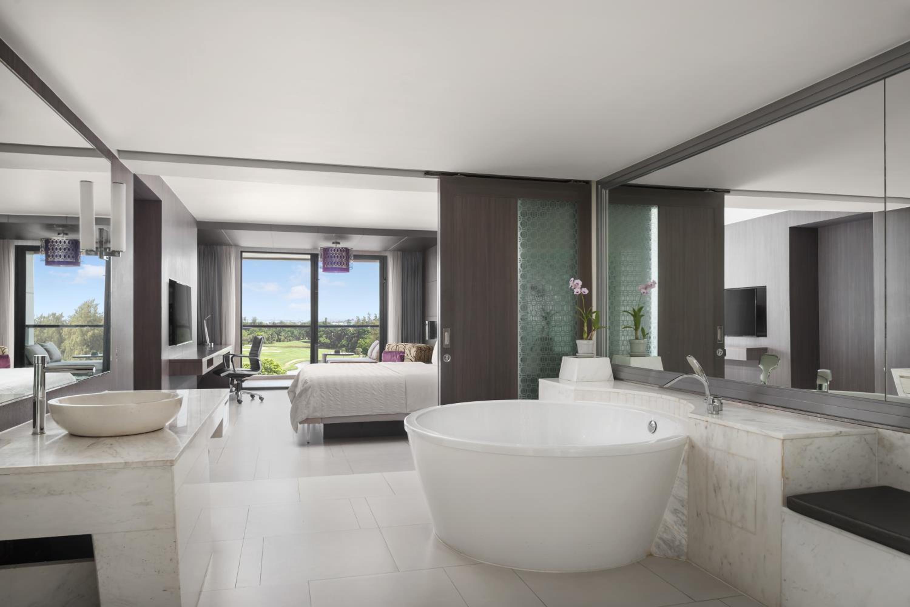 King Deluxe Suite with Golf View