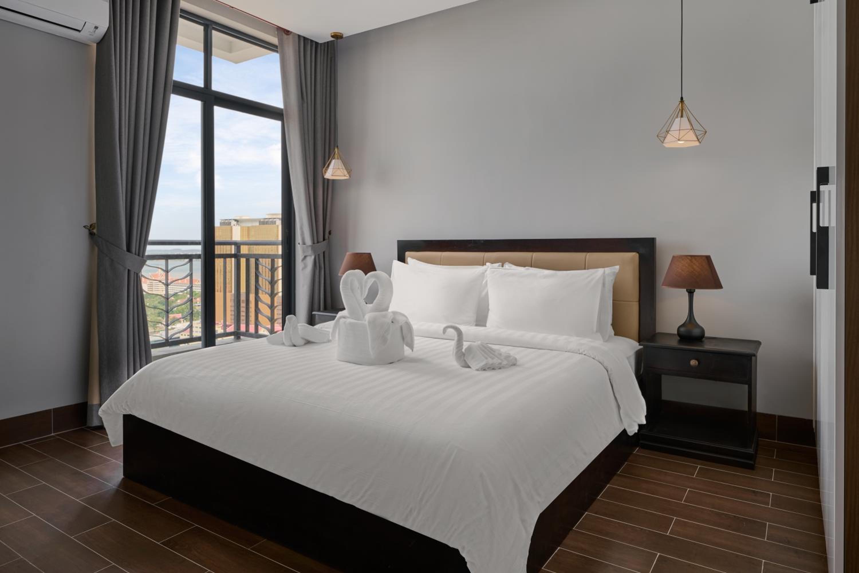 Landmark One-Bedroom - Photo 2