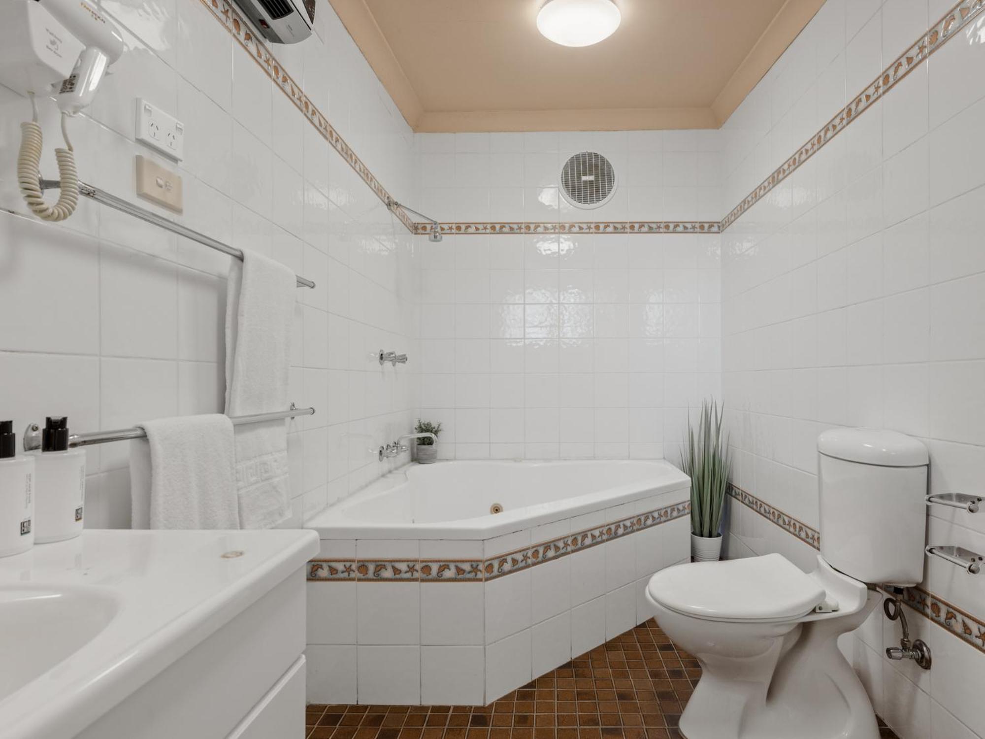 Queen Suite with Spa Bath - Photo 3