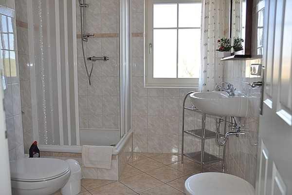 One-Bedroom Apartment with Lake View photo 2