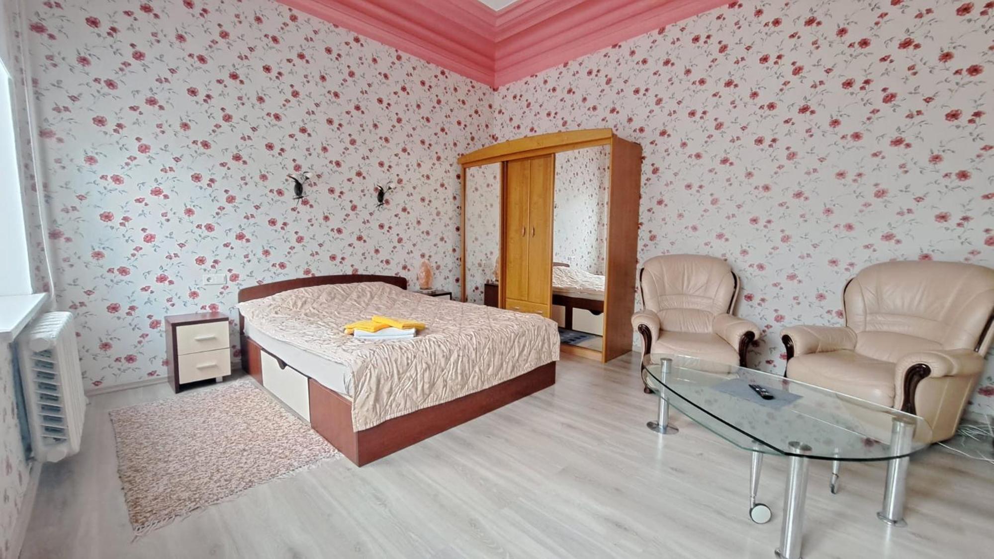 One-Bedroom Apartment - Photo 1