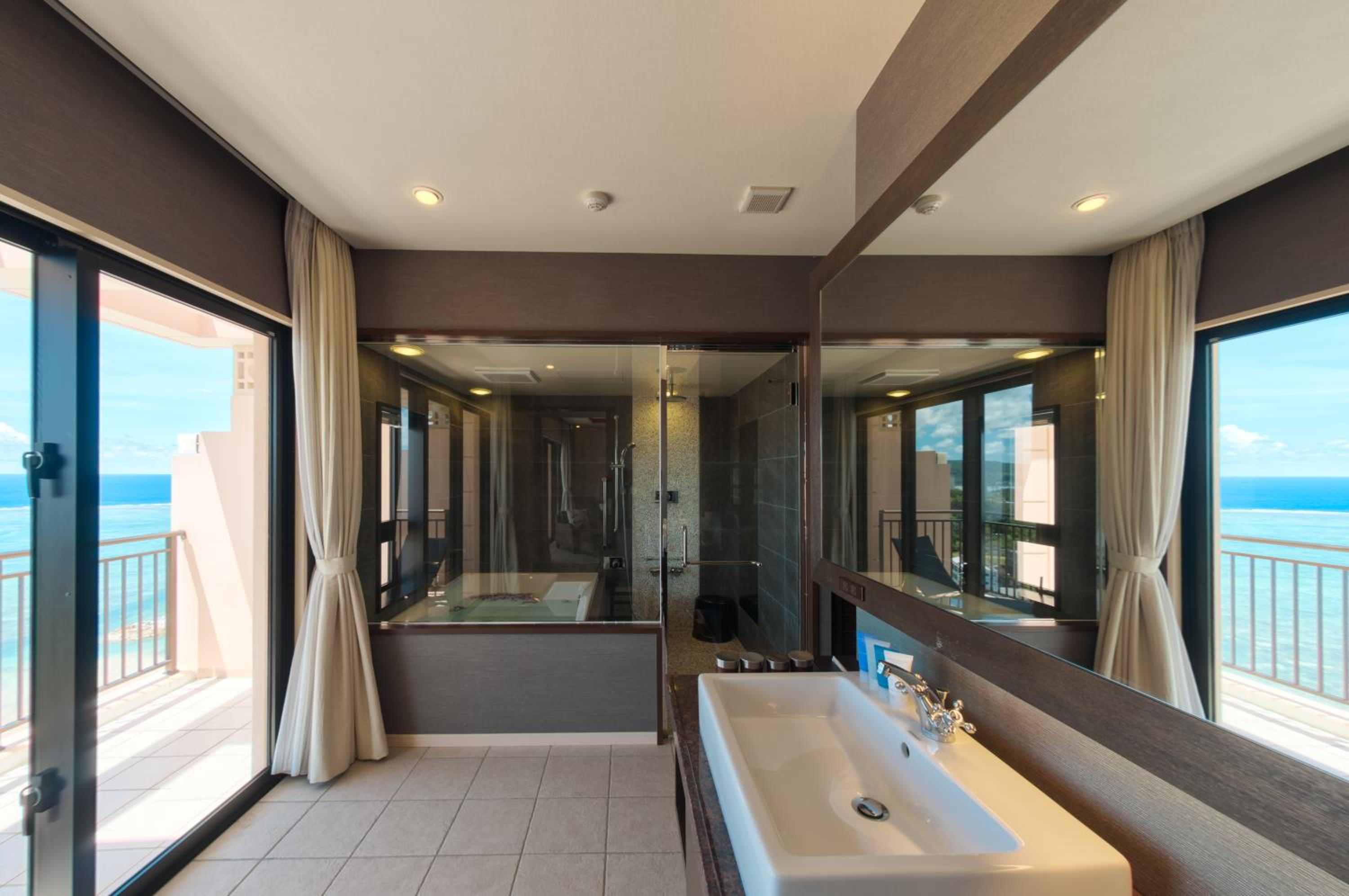 Premium Corner Suite in Hotel Bldg - Photo 4