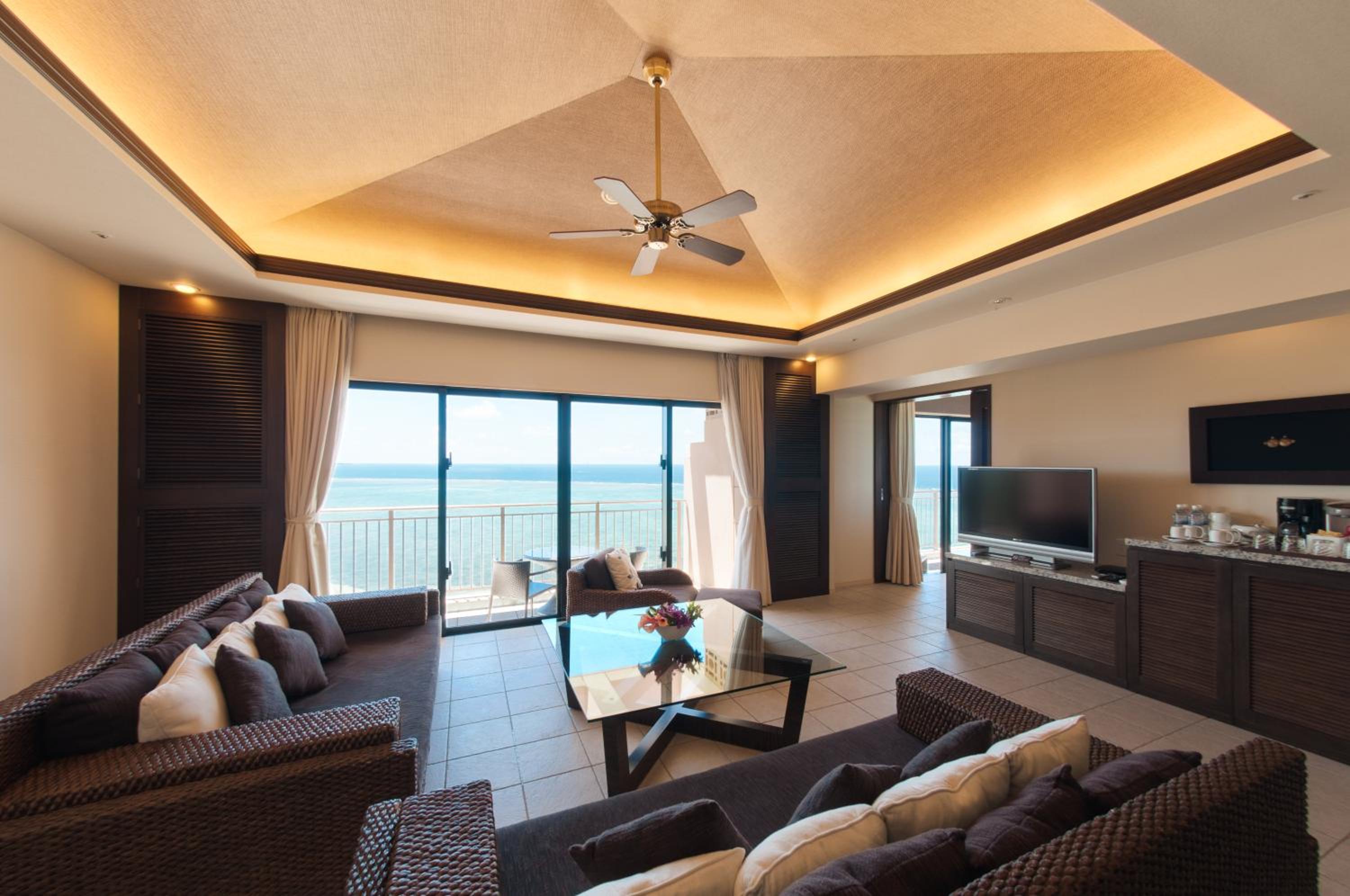 Premium Corner Suite in Hotel Bldg - Photo 1