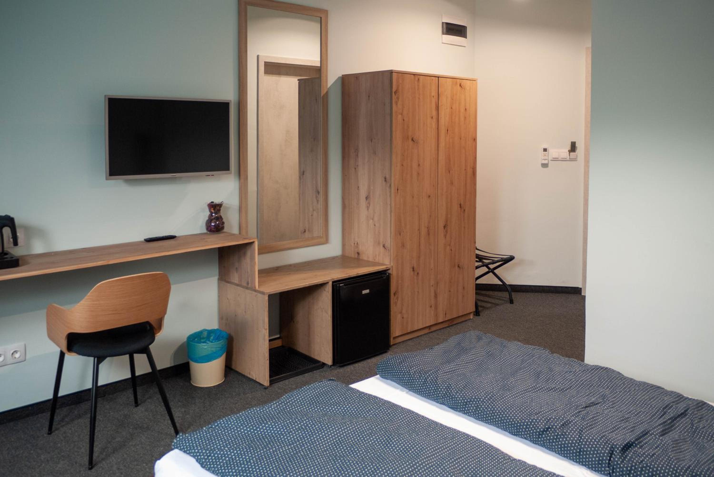 Deluxe Double Room with Extra Bed - Photo 8