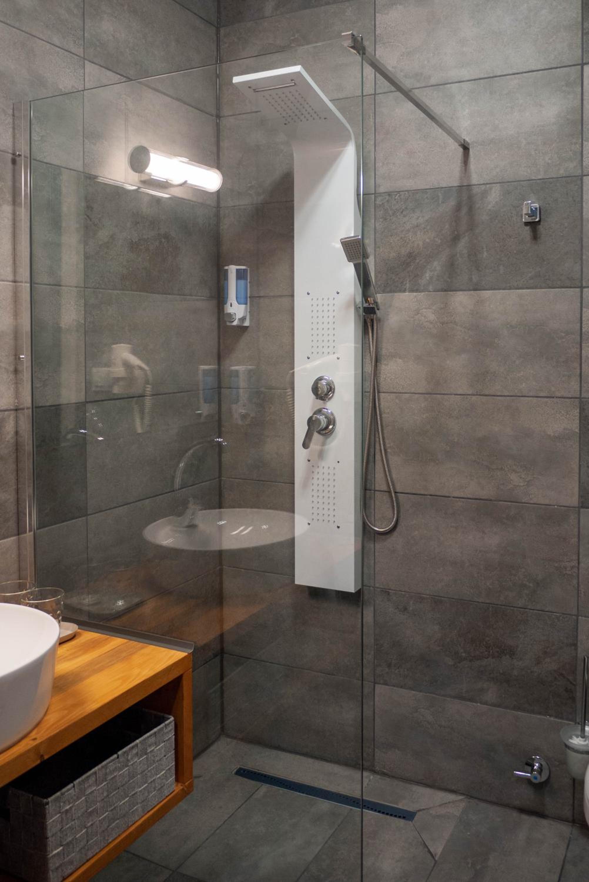 Deluxe Double Room with Extra Bed - Photo 9