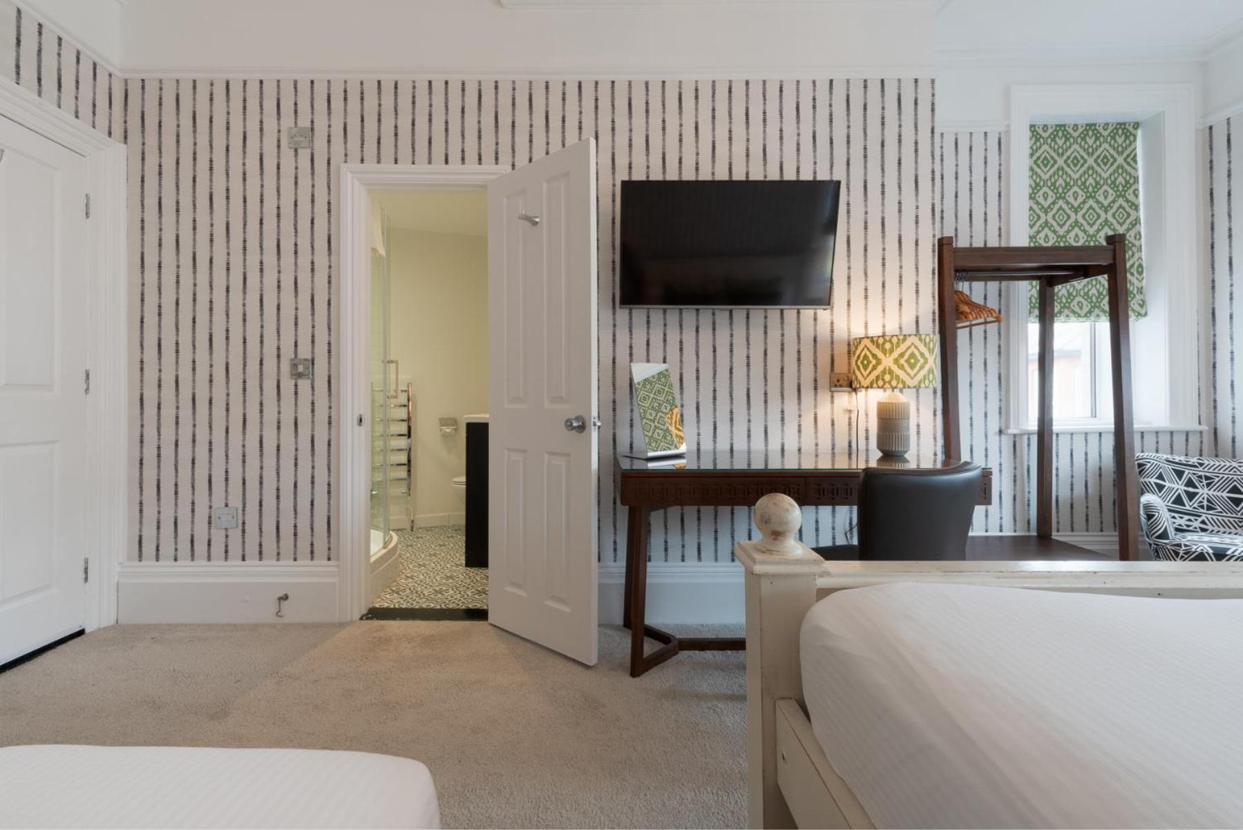 Family Room (2 adults + 2 children) - Photo 8