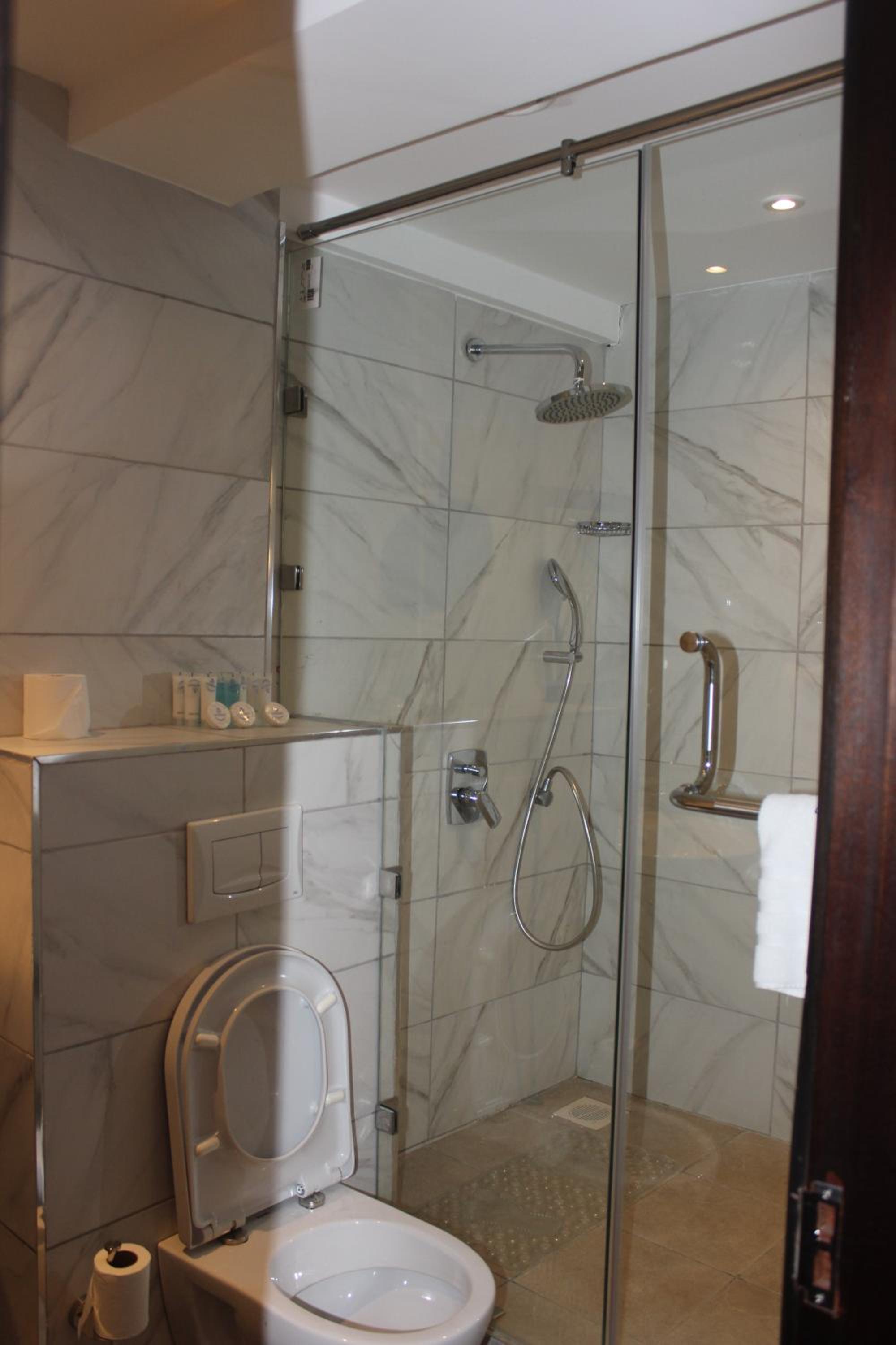 Deluxe Queen Room - Photo 12