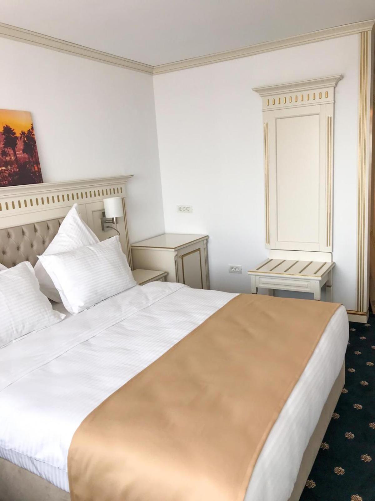 Deluxe Room (2 Adults + 1 Child)