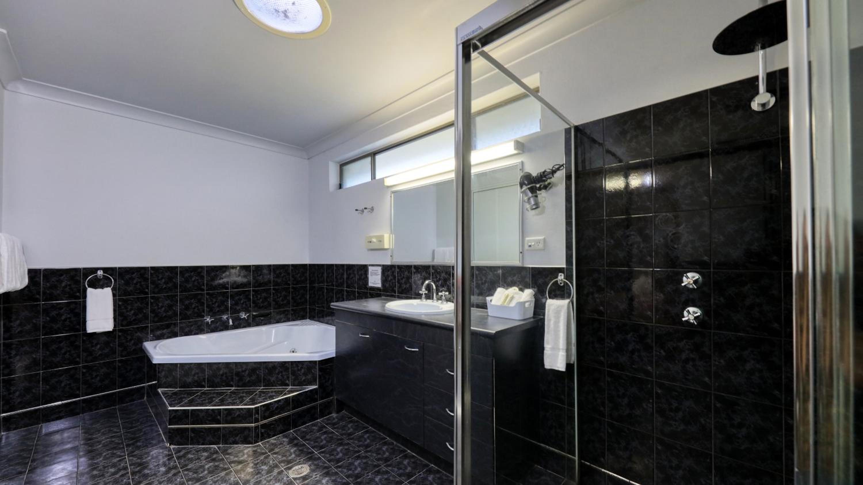 Queen Room with Spa Bath photo 2