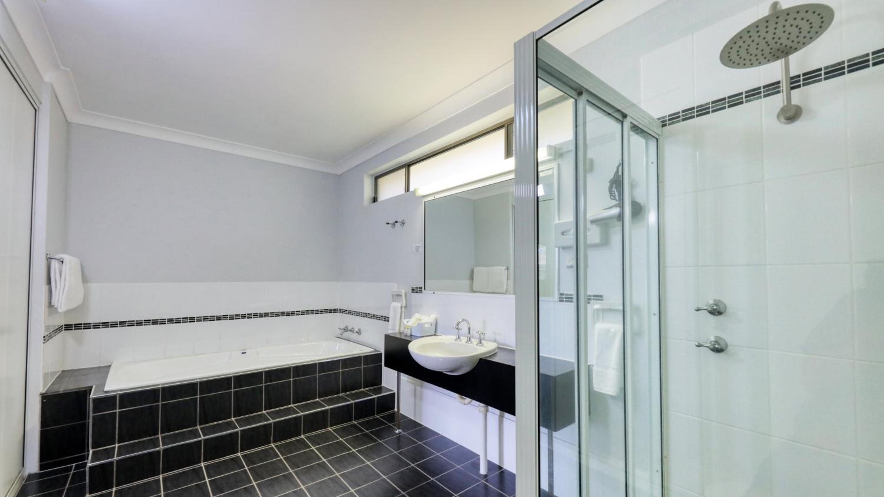 Queen Room with Spa Bath photo 3