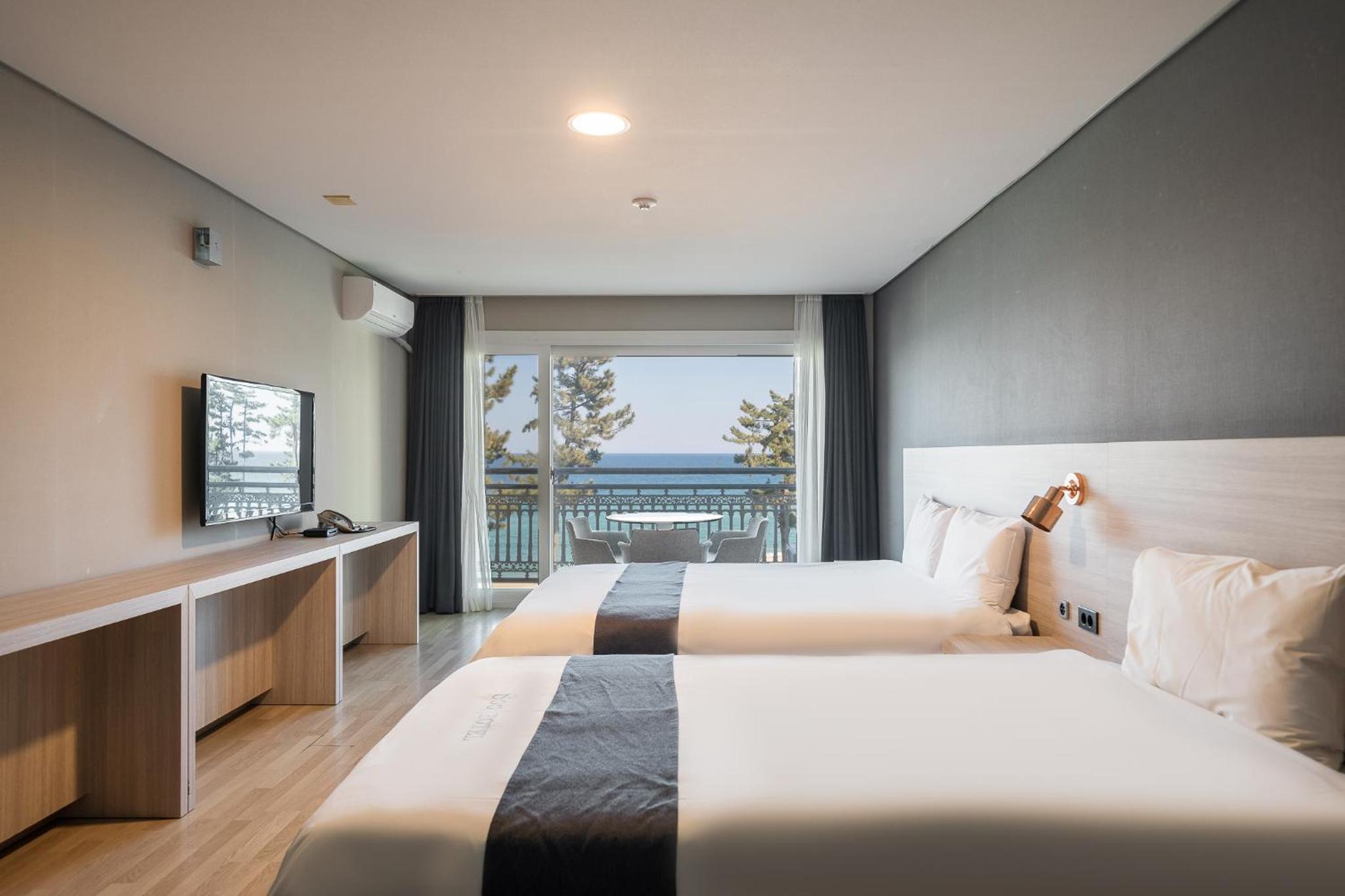 Triple Room with Balcony and Sea View photo 2
